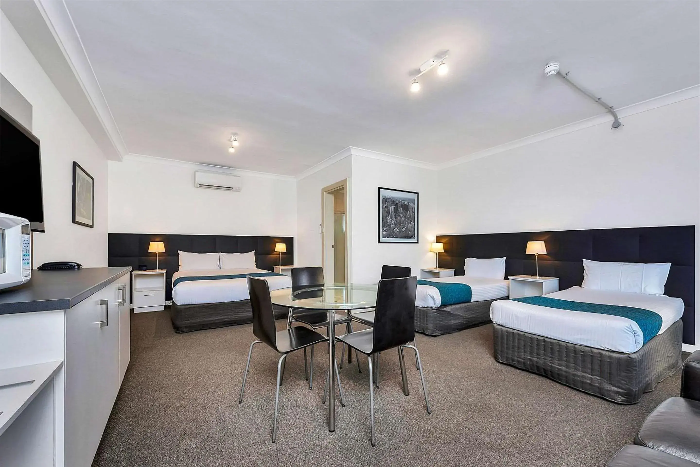 Photo of the whole room in COMFORT INN MANHATTAN - ADELAIDE