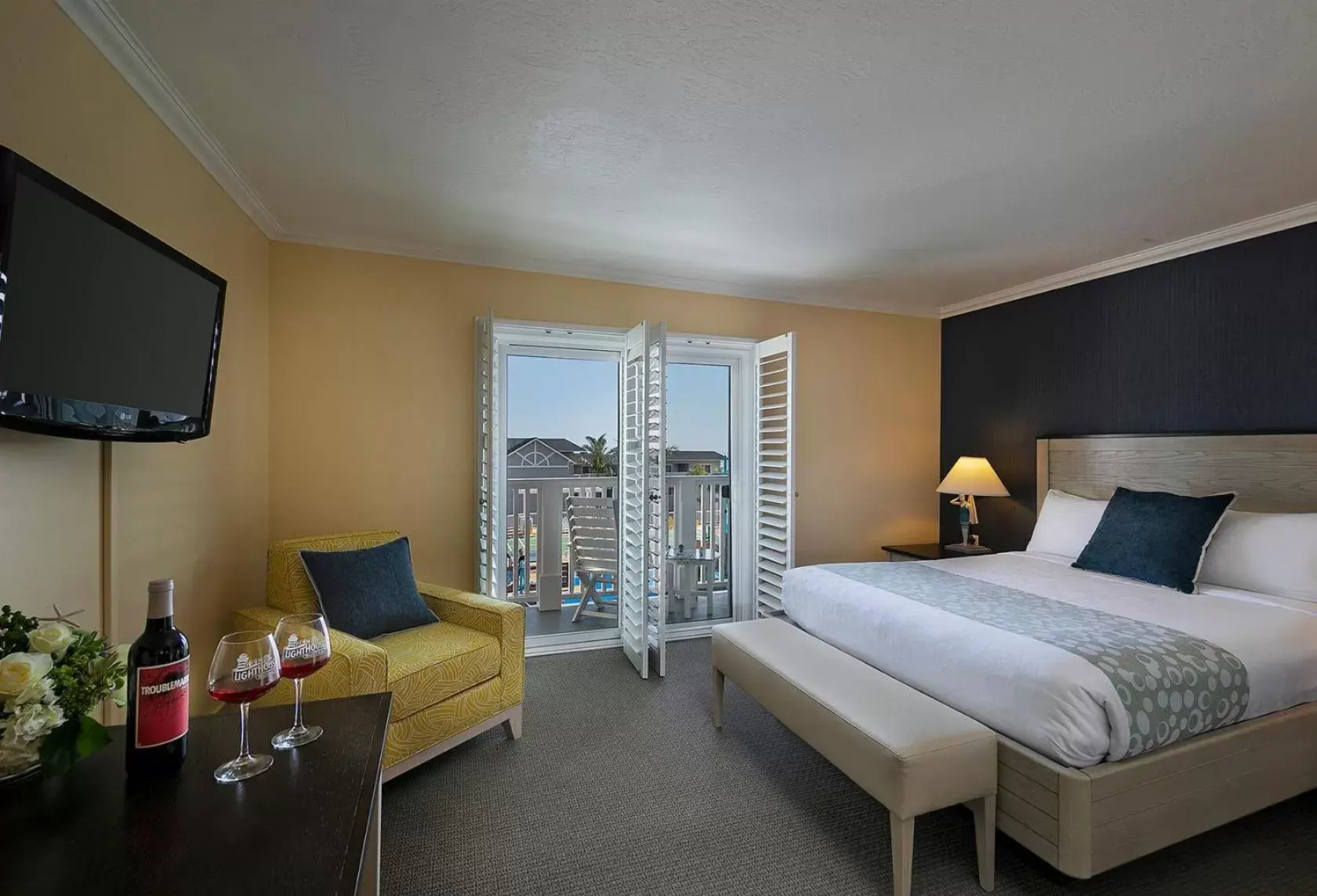 TV and multimedia, Bed in Pismo Lighthouse Suites TV and multimedia, Bed in Pismo Lighthouse Suites