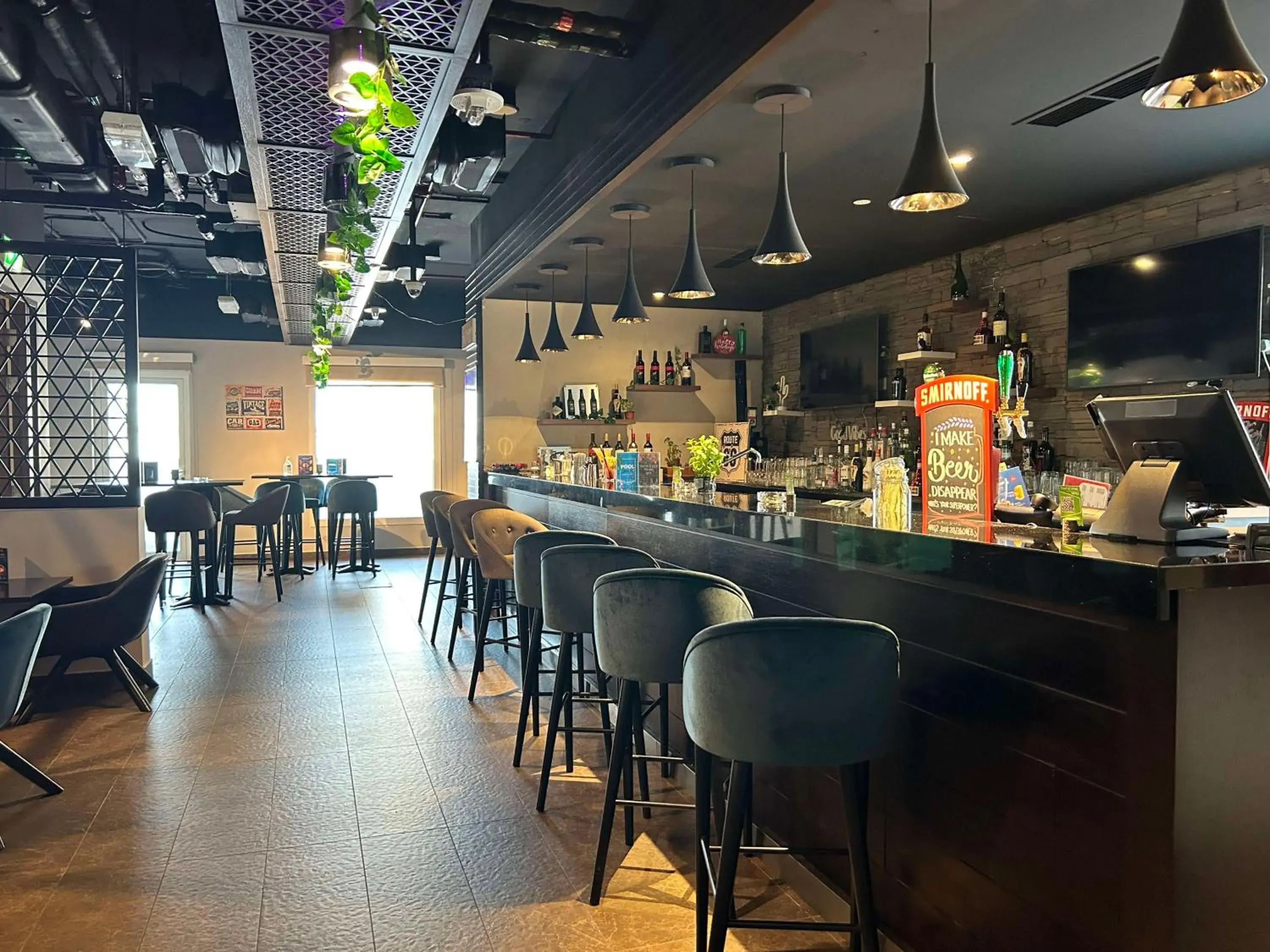 Lounge or bar, Restaurant/Places to Eat in Hampton By Hilton Dubai Al Barsha