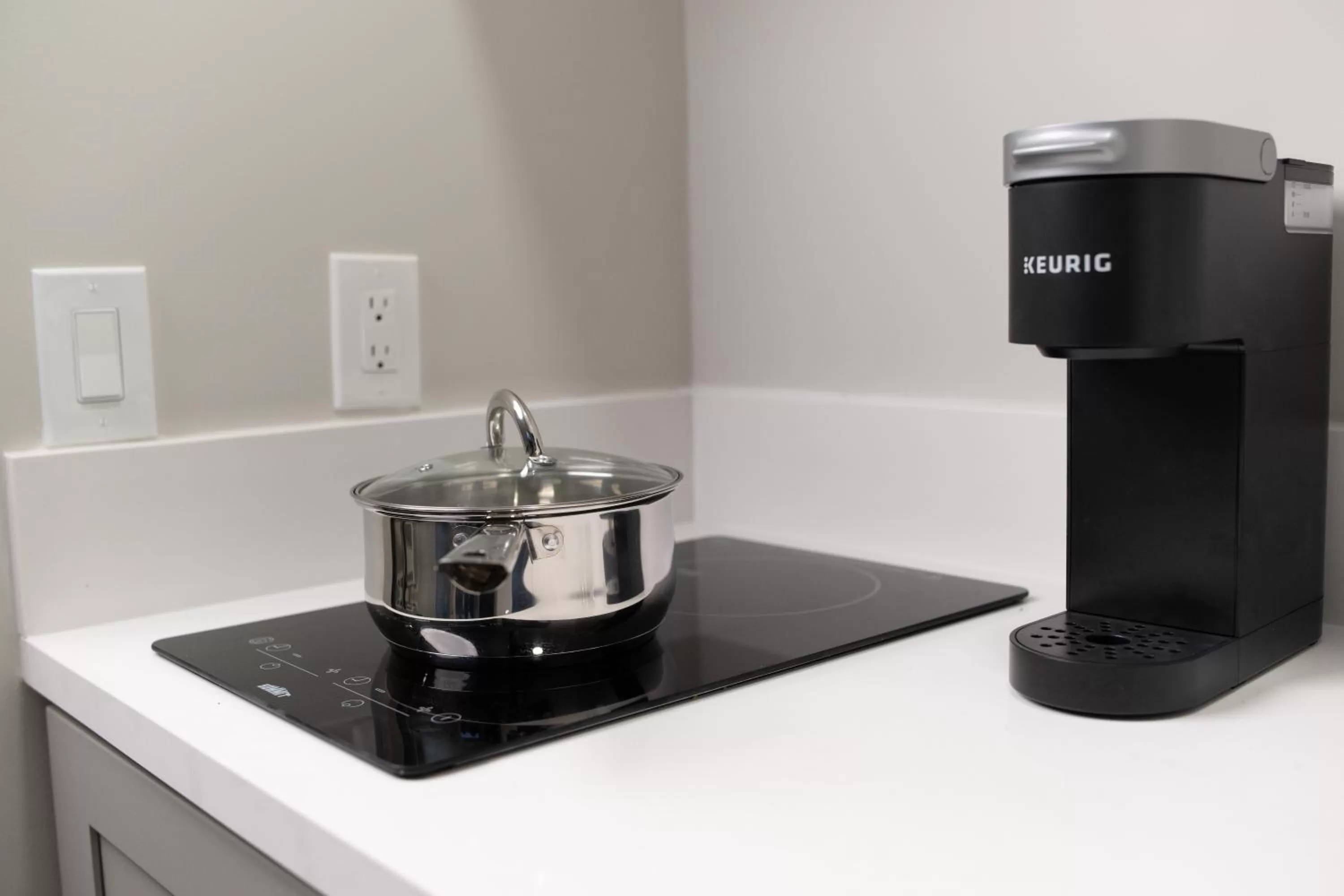 Coffee/tea facilities in Omeo Suites