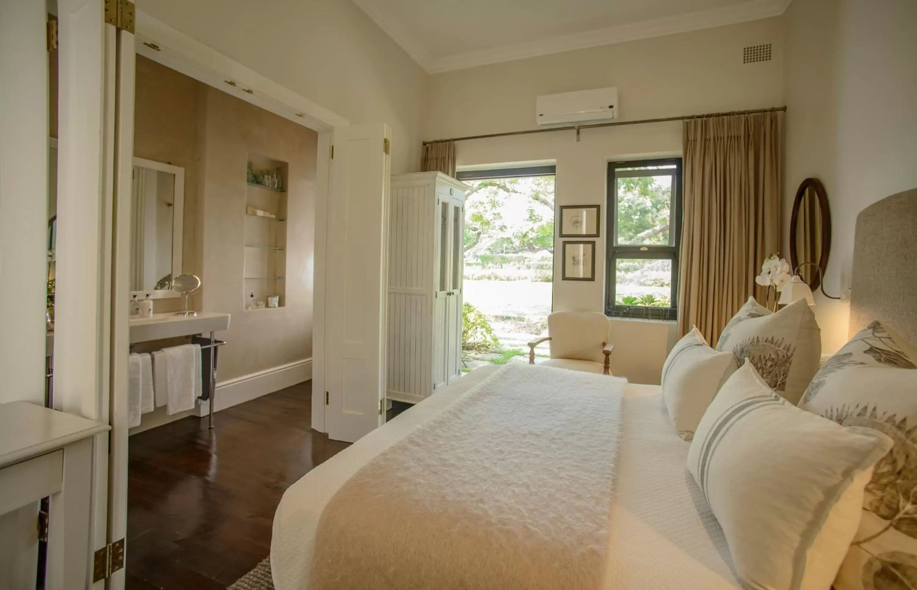 Bed in Torburnlea Homestead Luxury Accommodation Bed in Torburnlea Homestead Luxury Accommodation