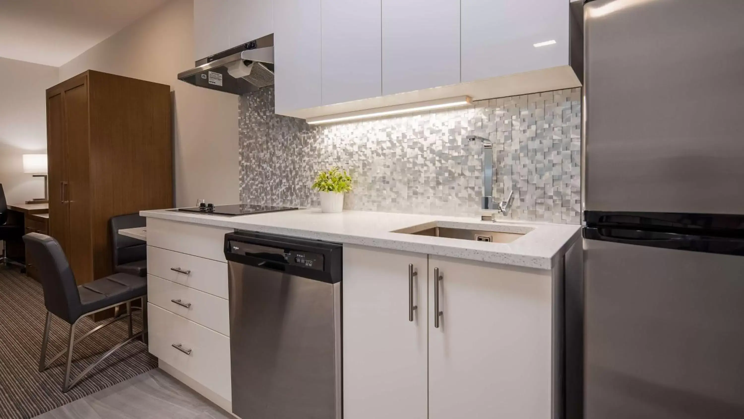 Photo of the whole room, Kitchen/Kitchenette in Executive Residency by Best Western Calgary City View North