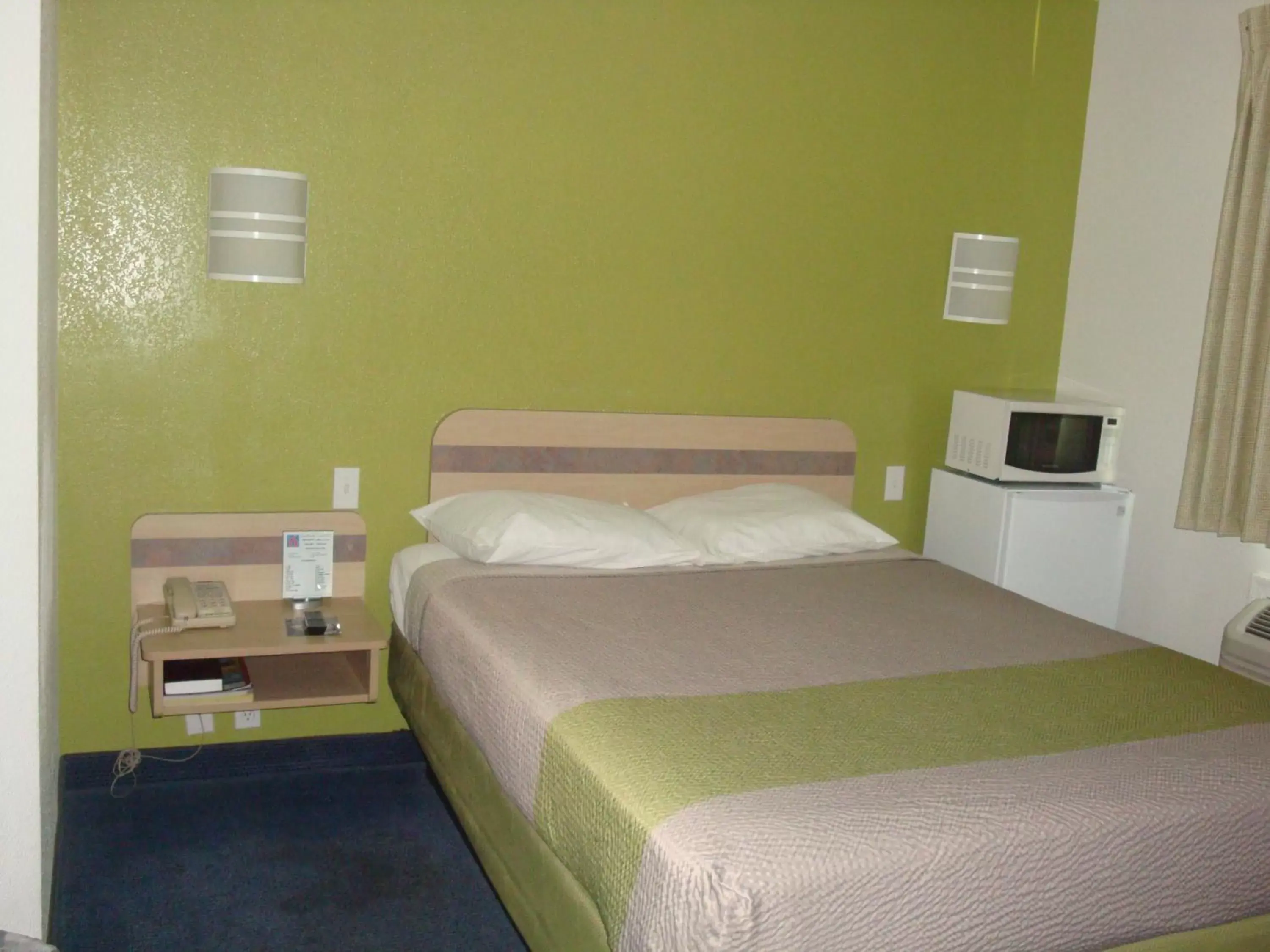 Bedroom, Bed in Motel 6-Lake Havasu, AZ - Lakeside