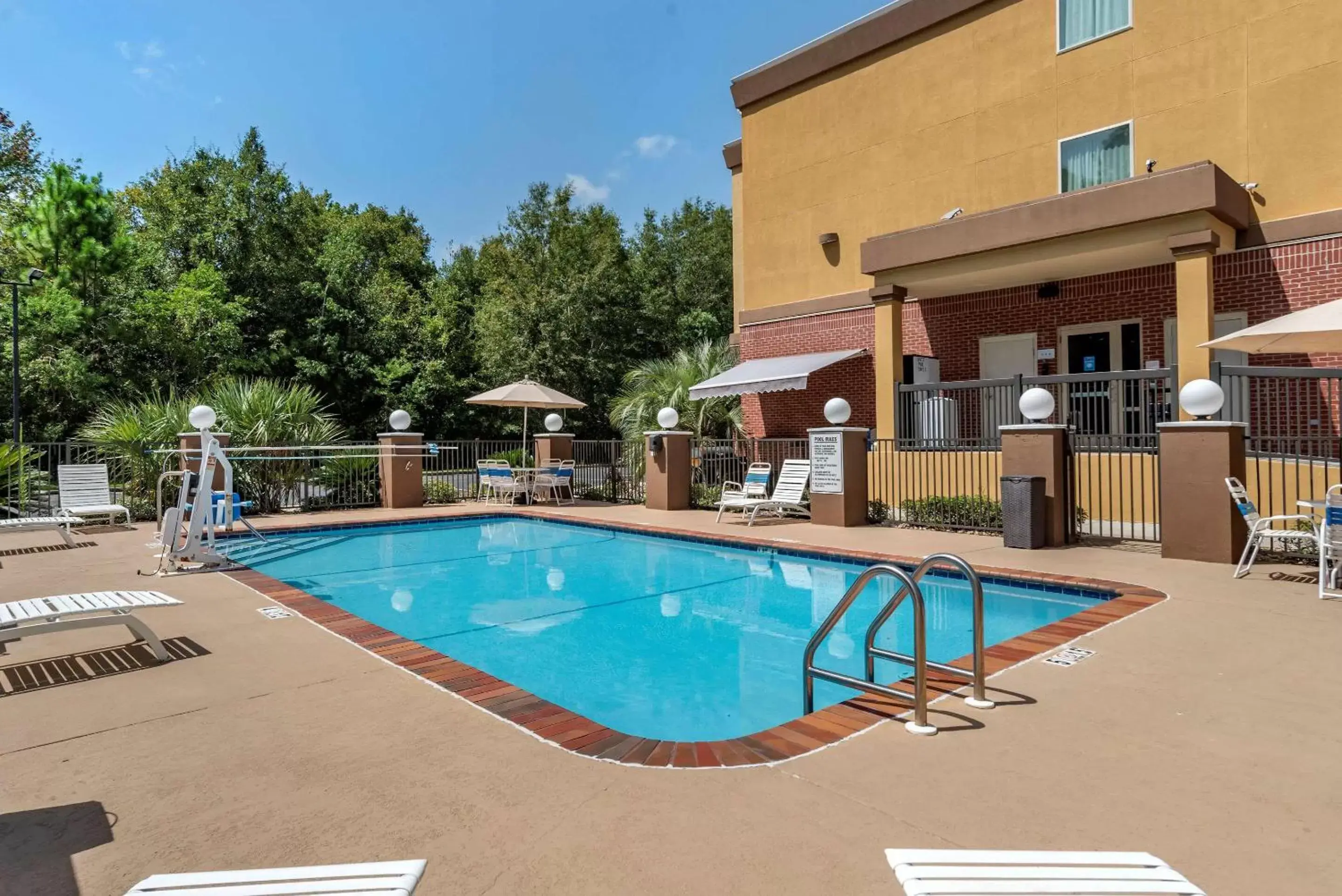 On site, Swimming Pool in Comfort Suites Biloxi/Ocean Springs