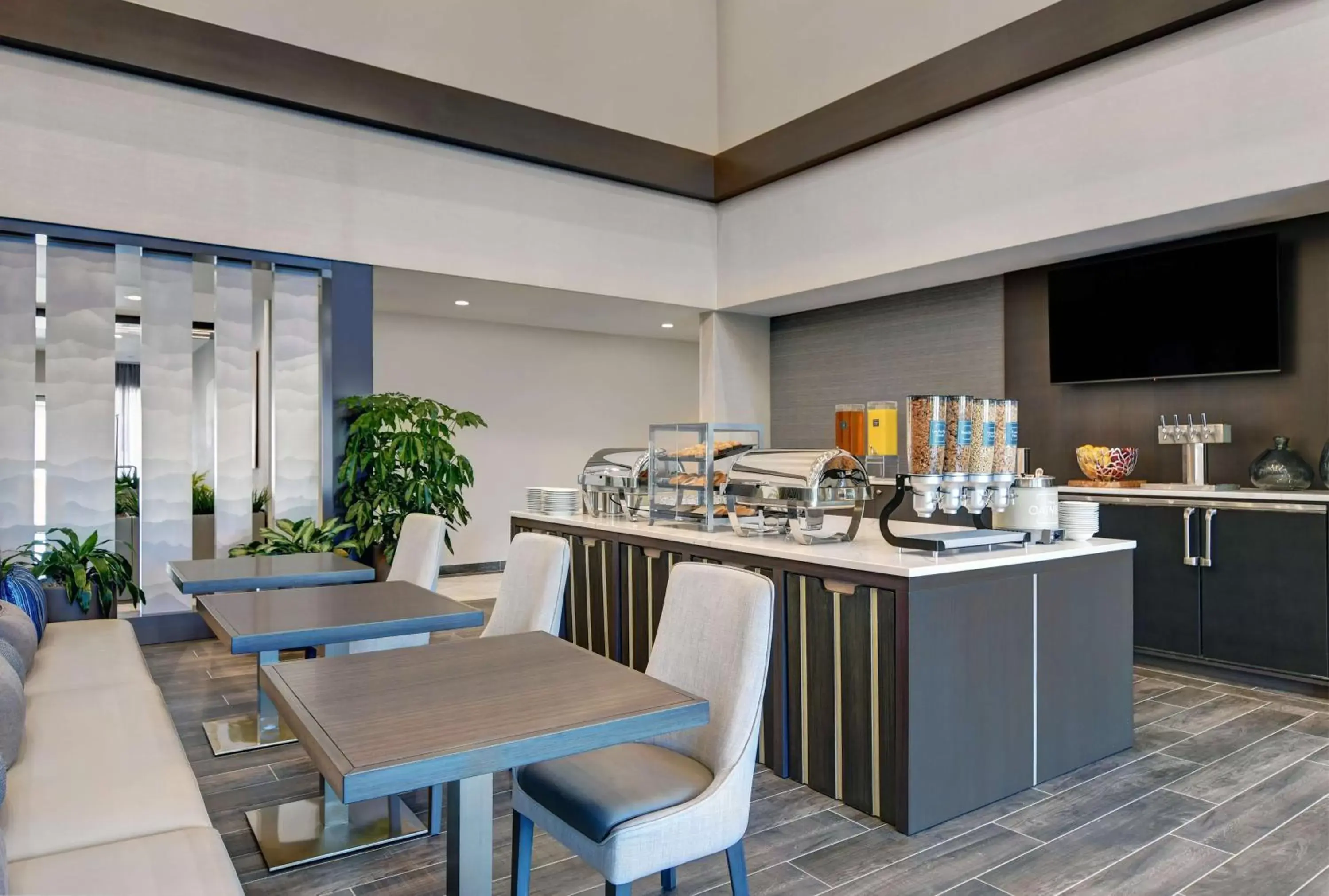 Breakfast, Restaurant/Places to Eat in Homewood Suites By Hilton Edison Woodbridge, NJ
