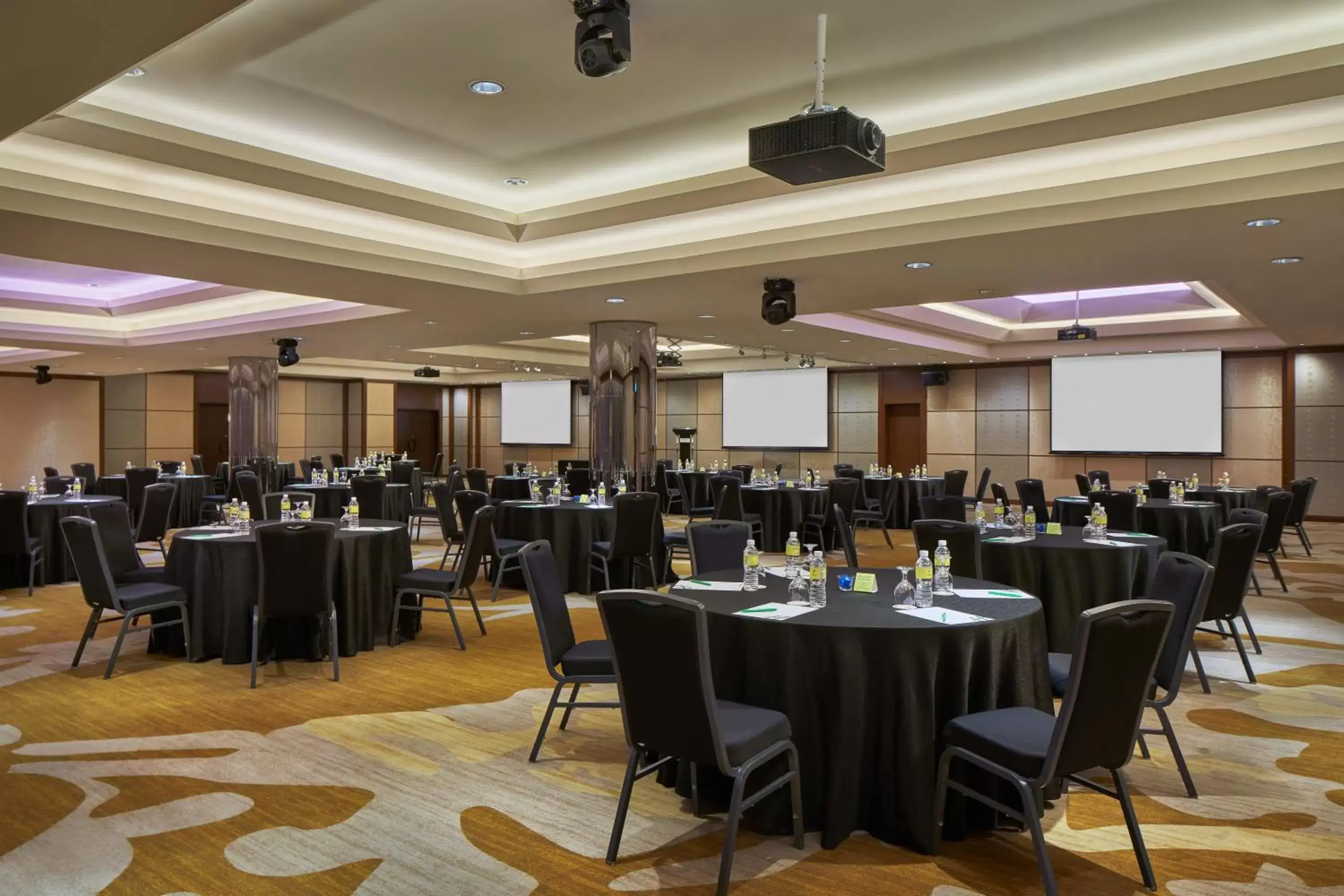 Meeting/conference room, Restaurant/Places to Eat in Holiday Inn Singapore Atrium, an IHG Hotel