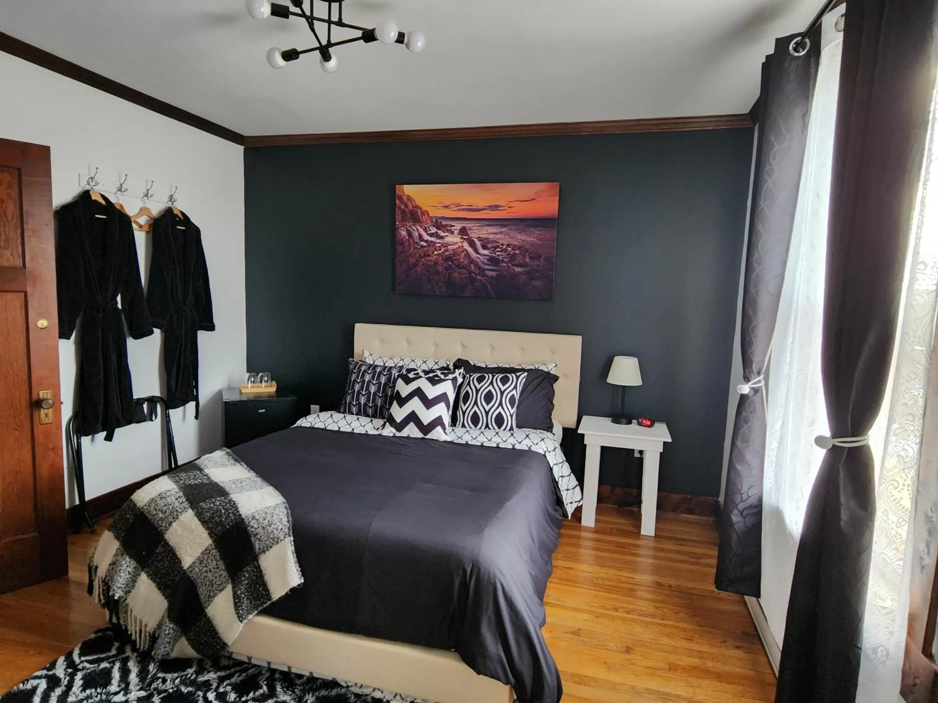 Photo of the whole room, Bed in The Harbourside Inn & Cafe