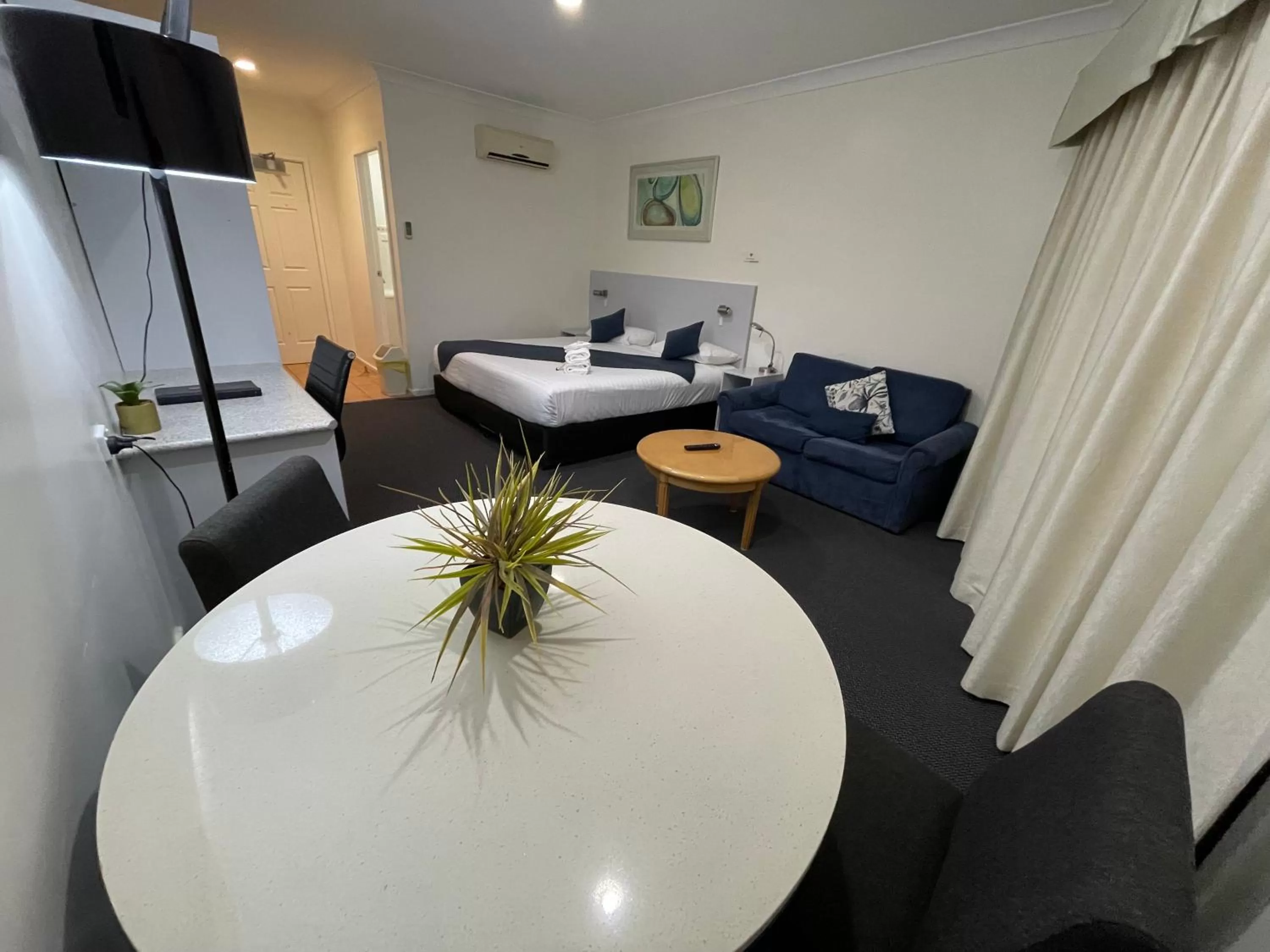 Bed in Lakeview Motor Inn