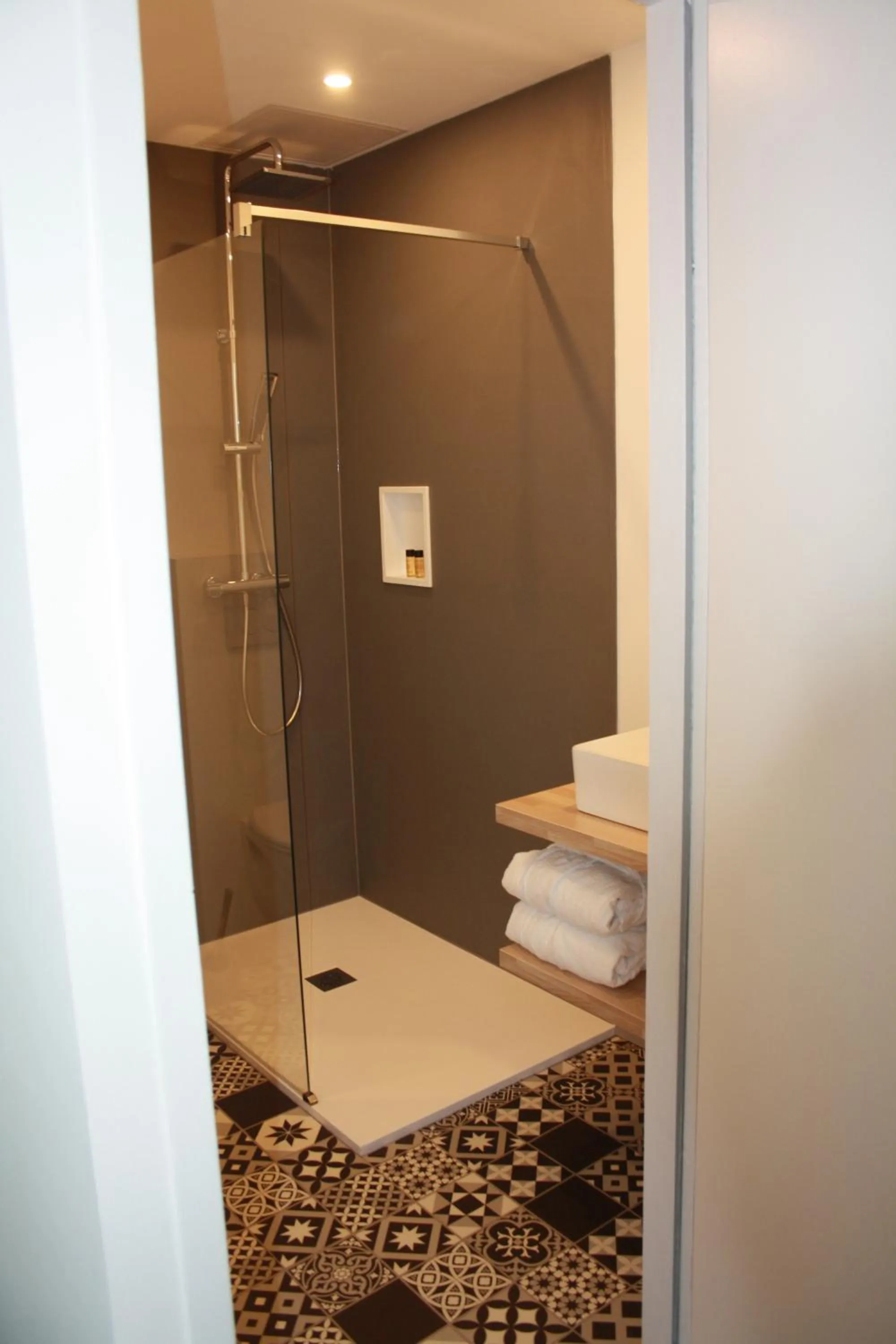 Shower in Logis Hôtel Sea View