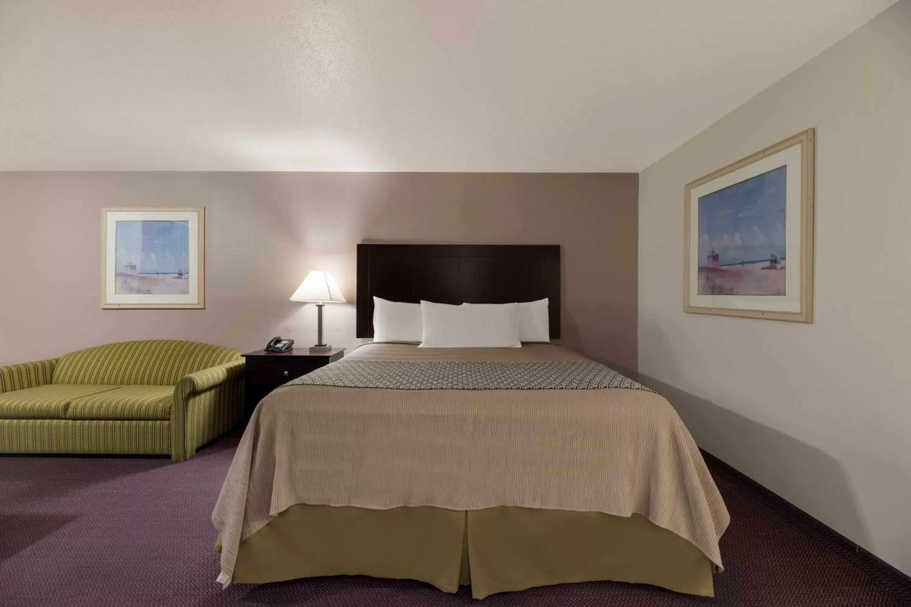Bed, TV/Entertainment Center in Americas Best Value Inn Alpine