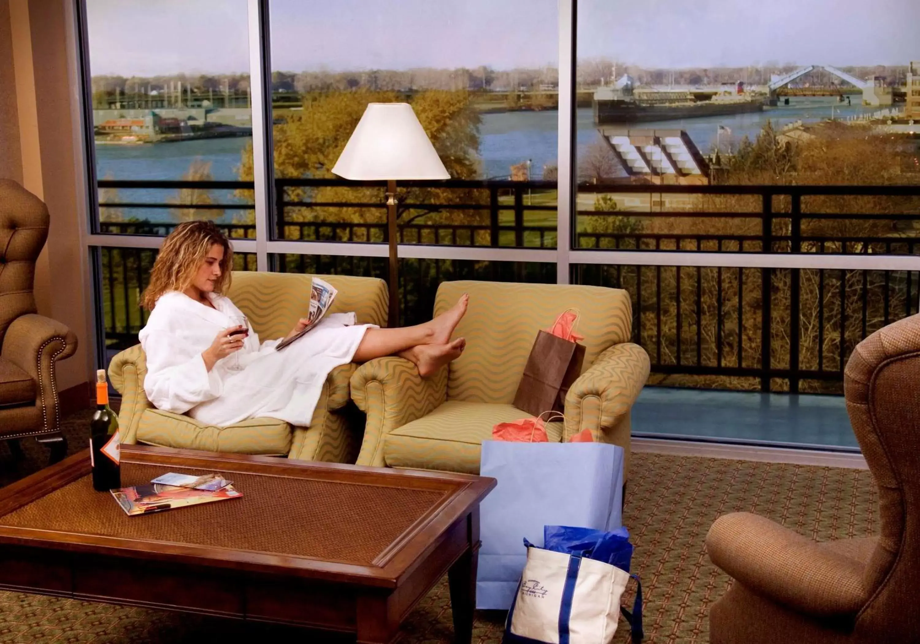 Living room in DoubleTree by Hilton Bay City - Riverfront Living room in DoubleTree by Hilton Bay City - Riverfront