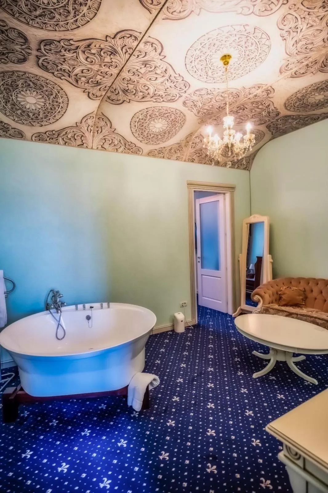 Living room in JMR Royal -Luxury Rooms & Private Sauna