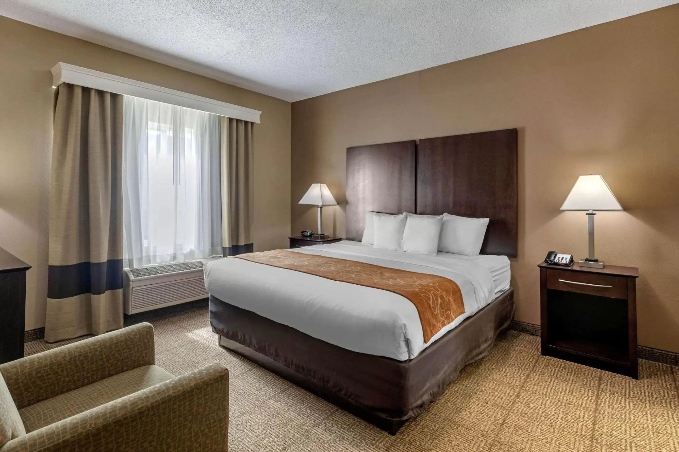 Photo of the whole room, Bed in Comfort Suites The Colony - Plano West