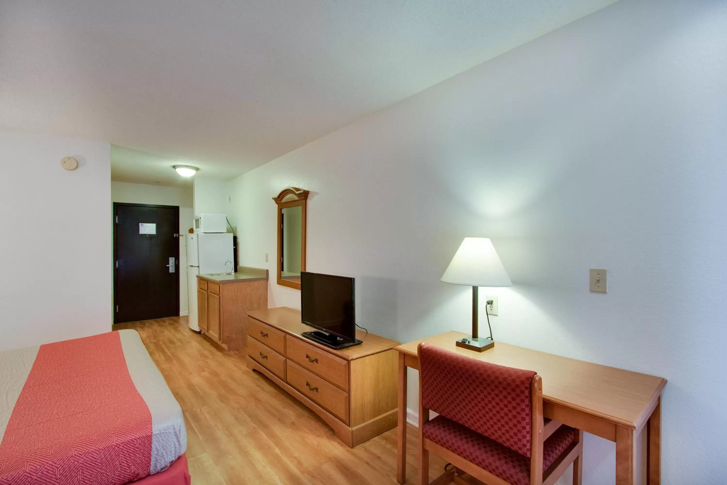 Bedroom, Bed in Motel 6-Hinesville, GA