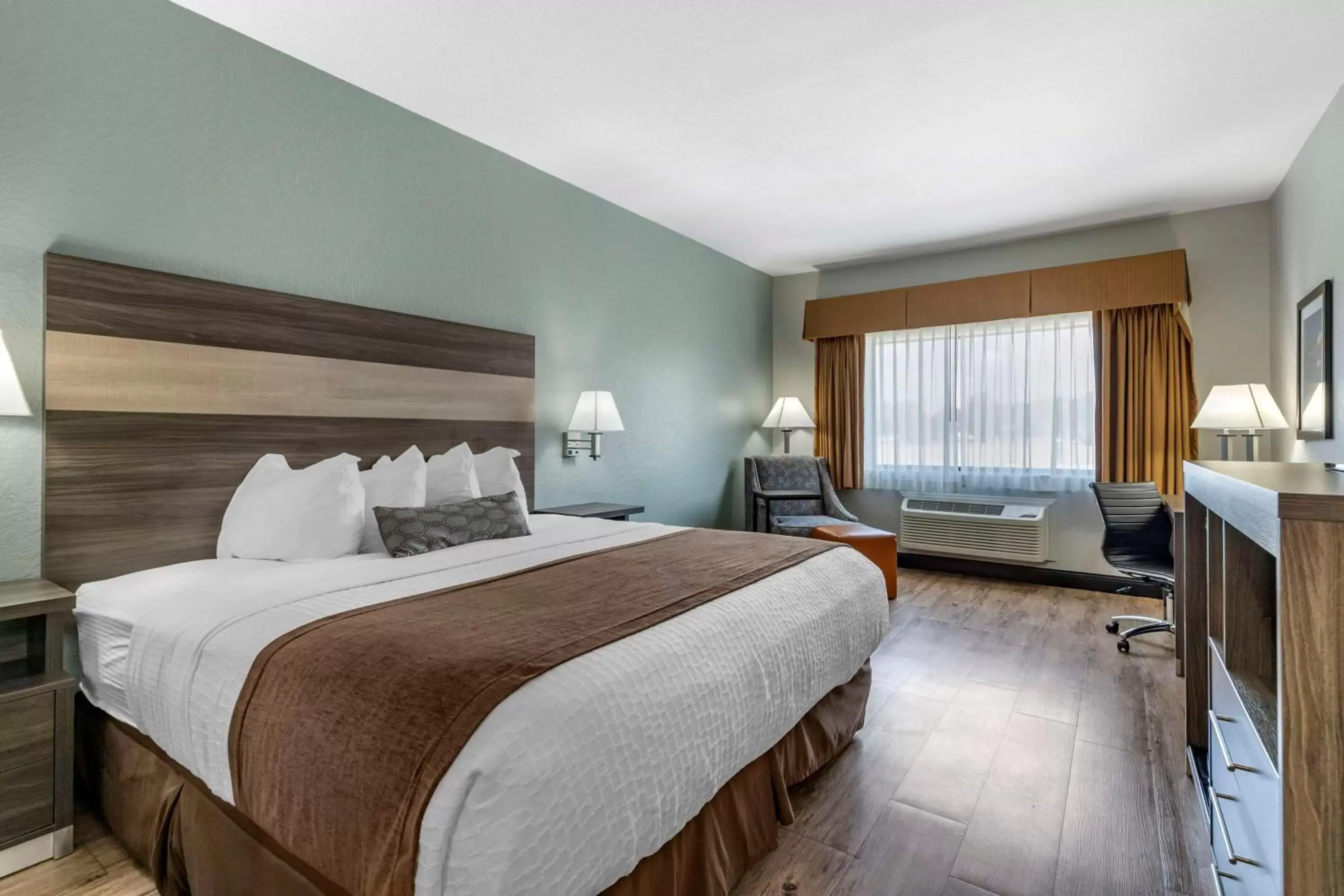 Bedroom, Bed in Best Western PLUS Victoria Inn & Suites