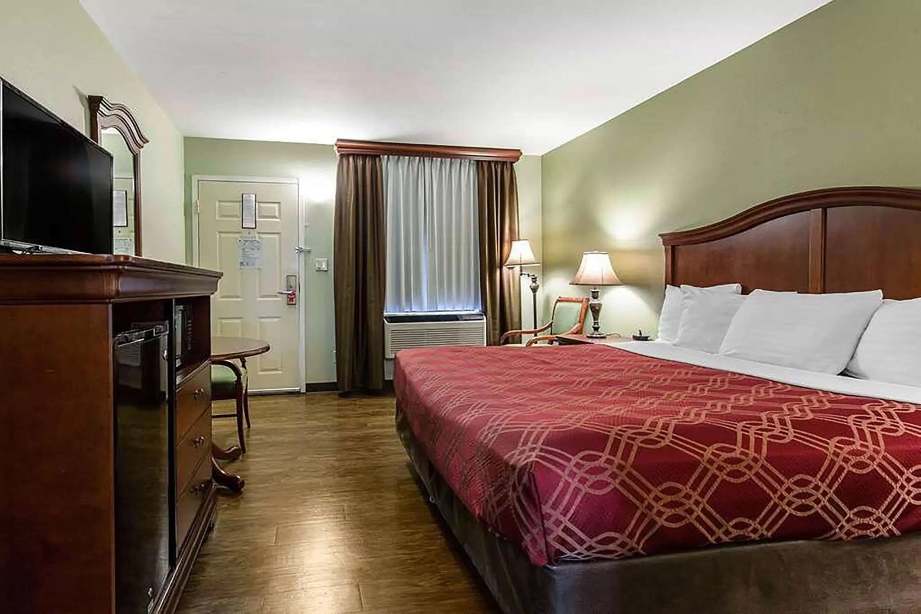 Photo of the whole room, Bed in Baymont by Wyndham Branson Thousand Hills