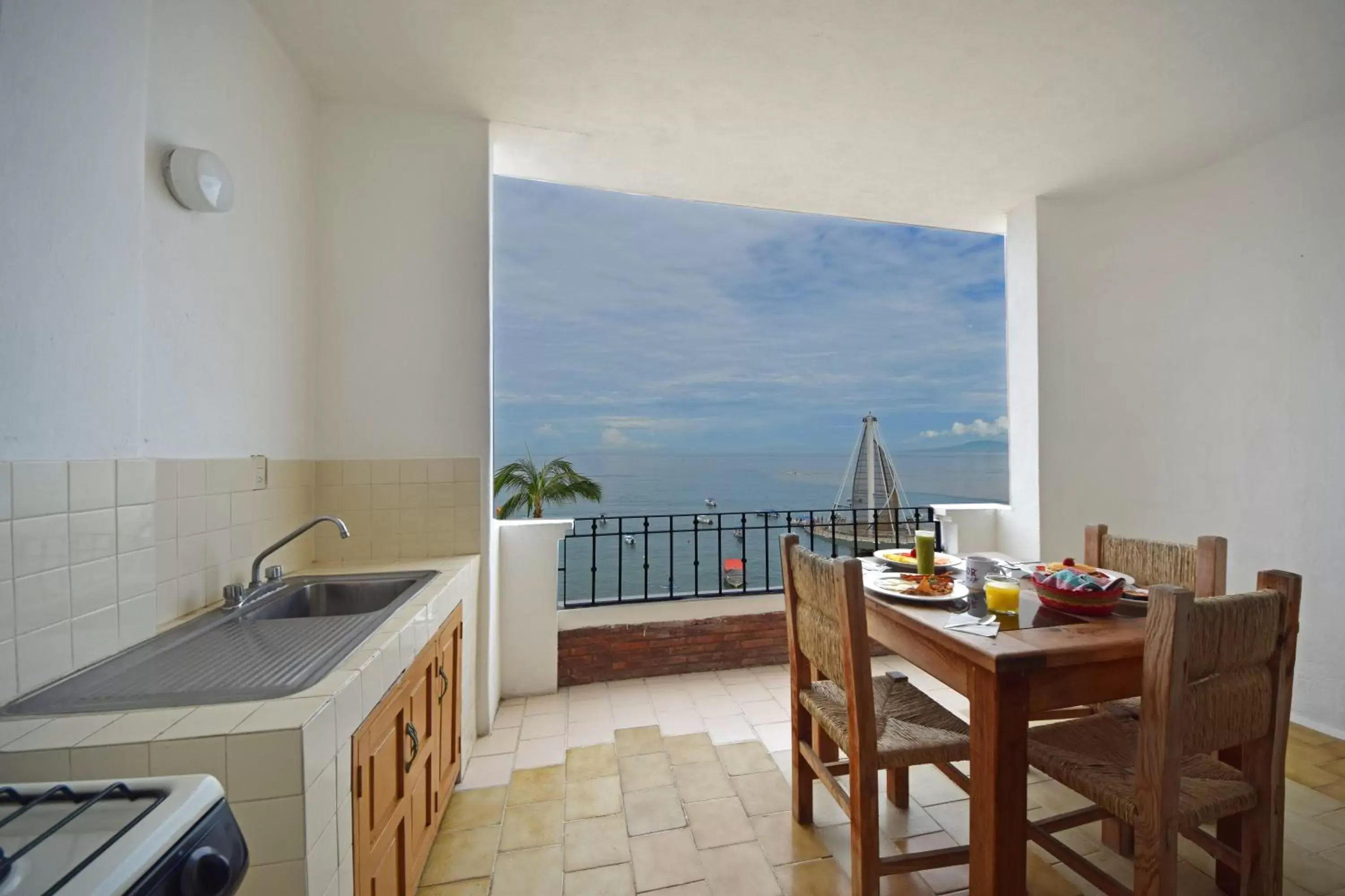 Balcony/Terrace, Kitchen/Kitchenette in Emperador Vallarta Beachfront Hotel and Suites