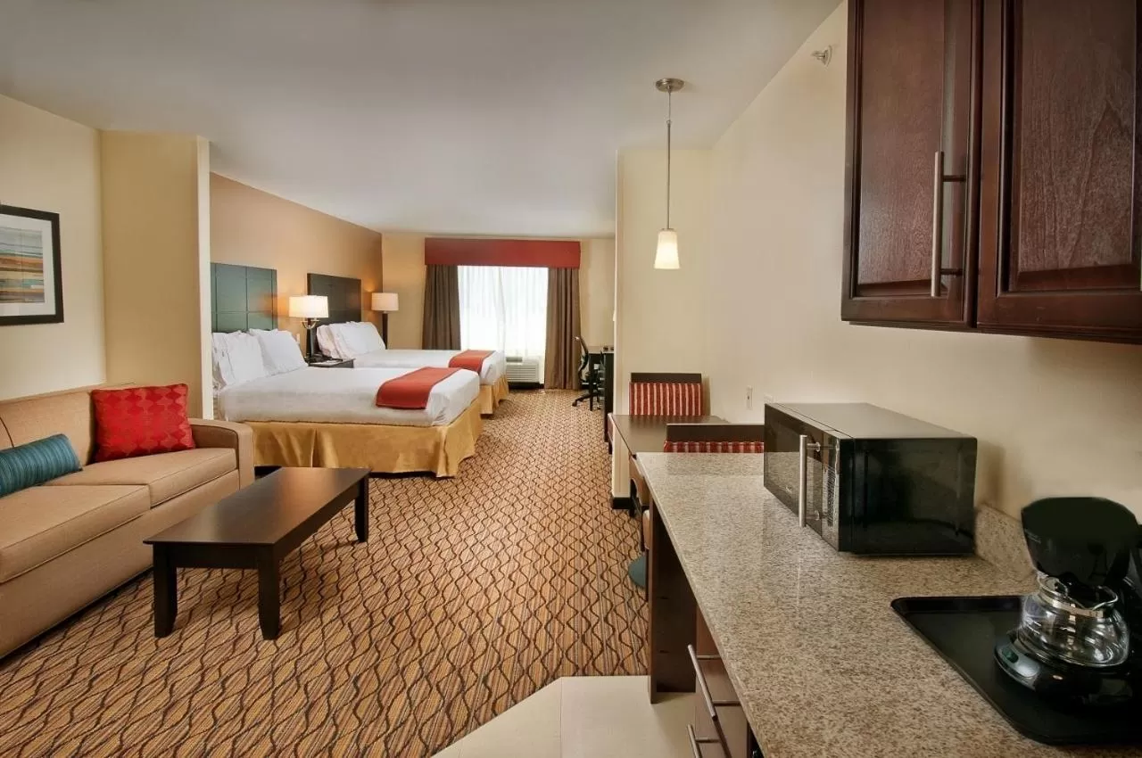 TV and multimedia, Bed in Holiday Inn Express Hotel and Suites Pearsall by IHG