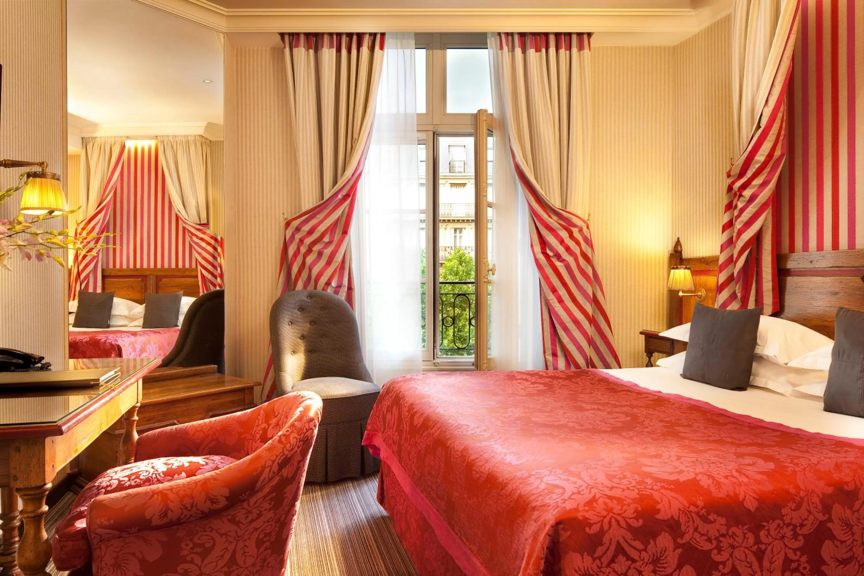 Photo of the whole room, Bed in Au Manoir Saint Germain