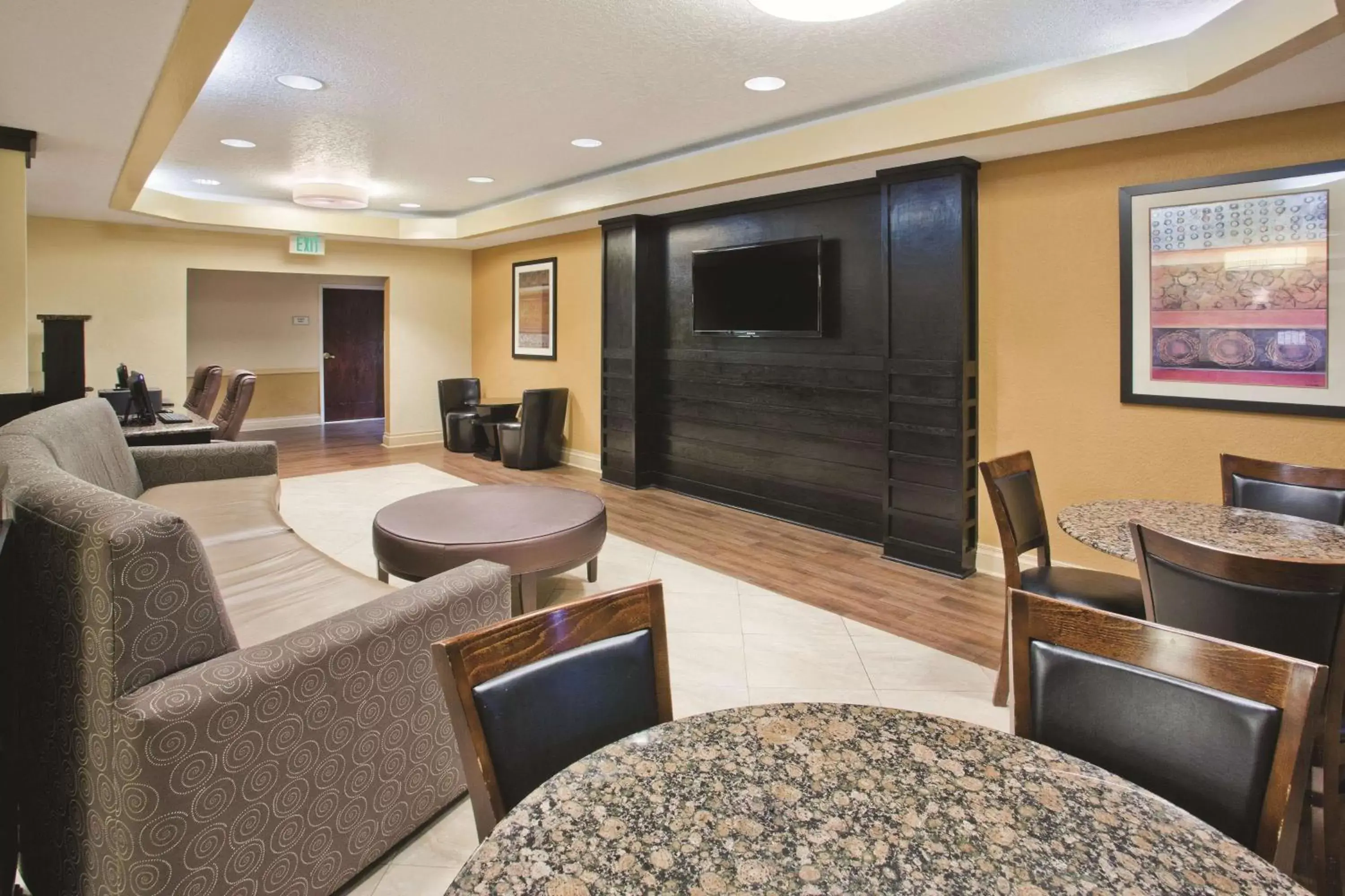 Lobby or reception, Lounge/Bar in La Quinta Inn & Suites by Wyndham Hot Springs