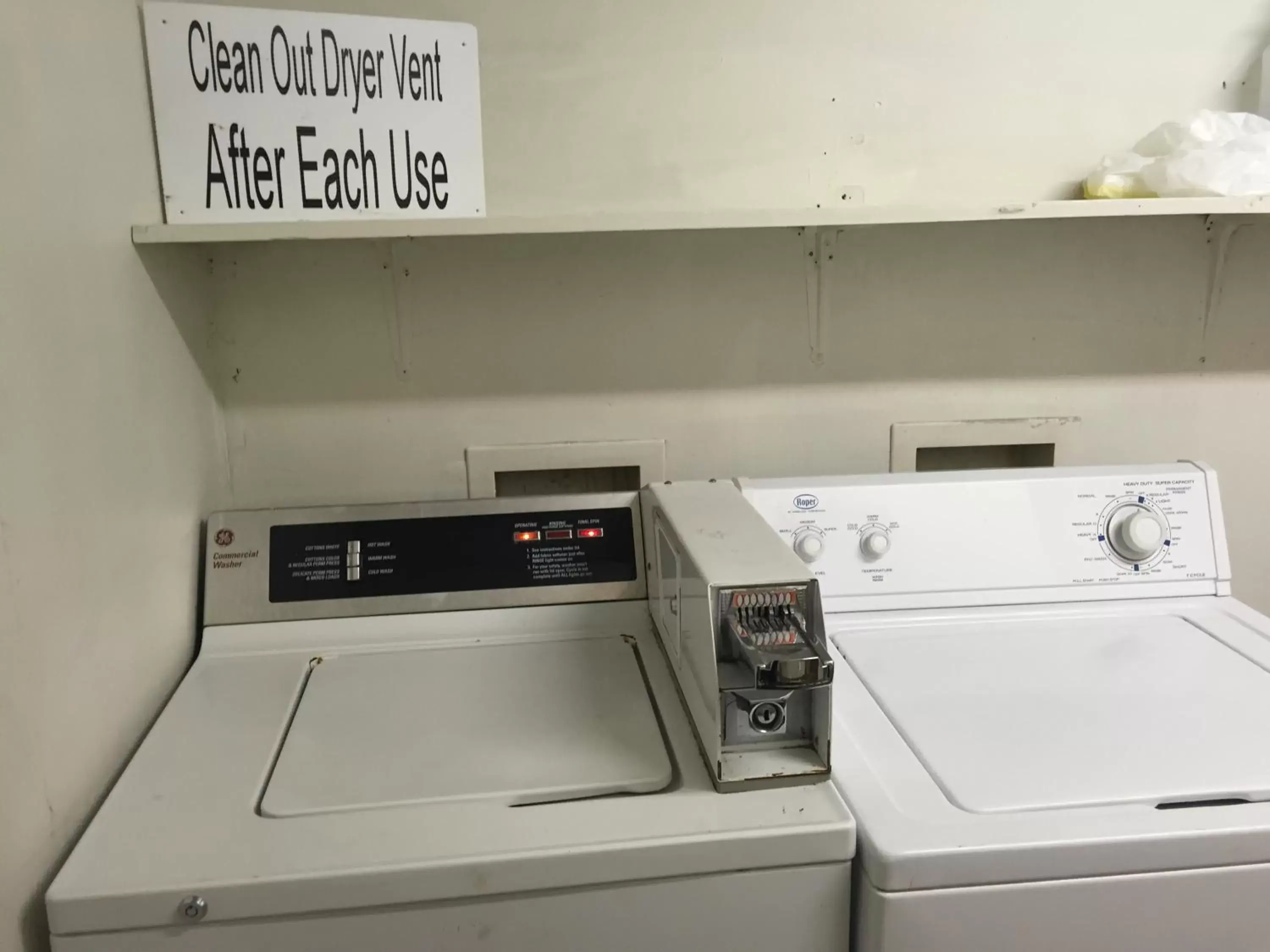 Kitchen/Kitchenette in Daniel Boone Motor Inn