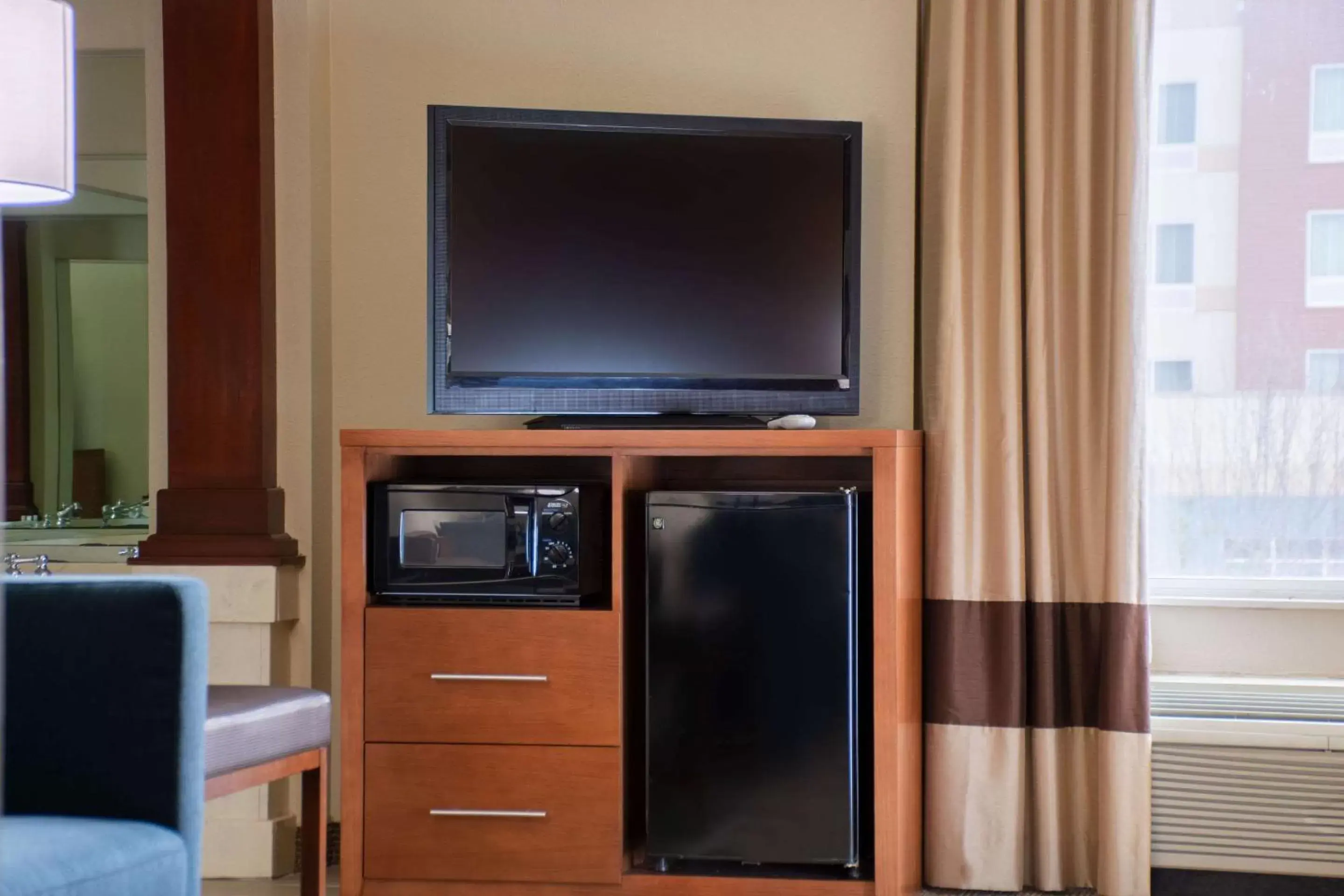 Photo of the whole room, TV/Entertainment Center in Comfort Inn Dickson