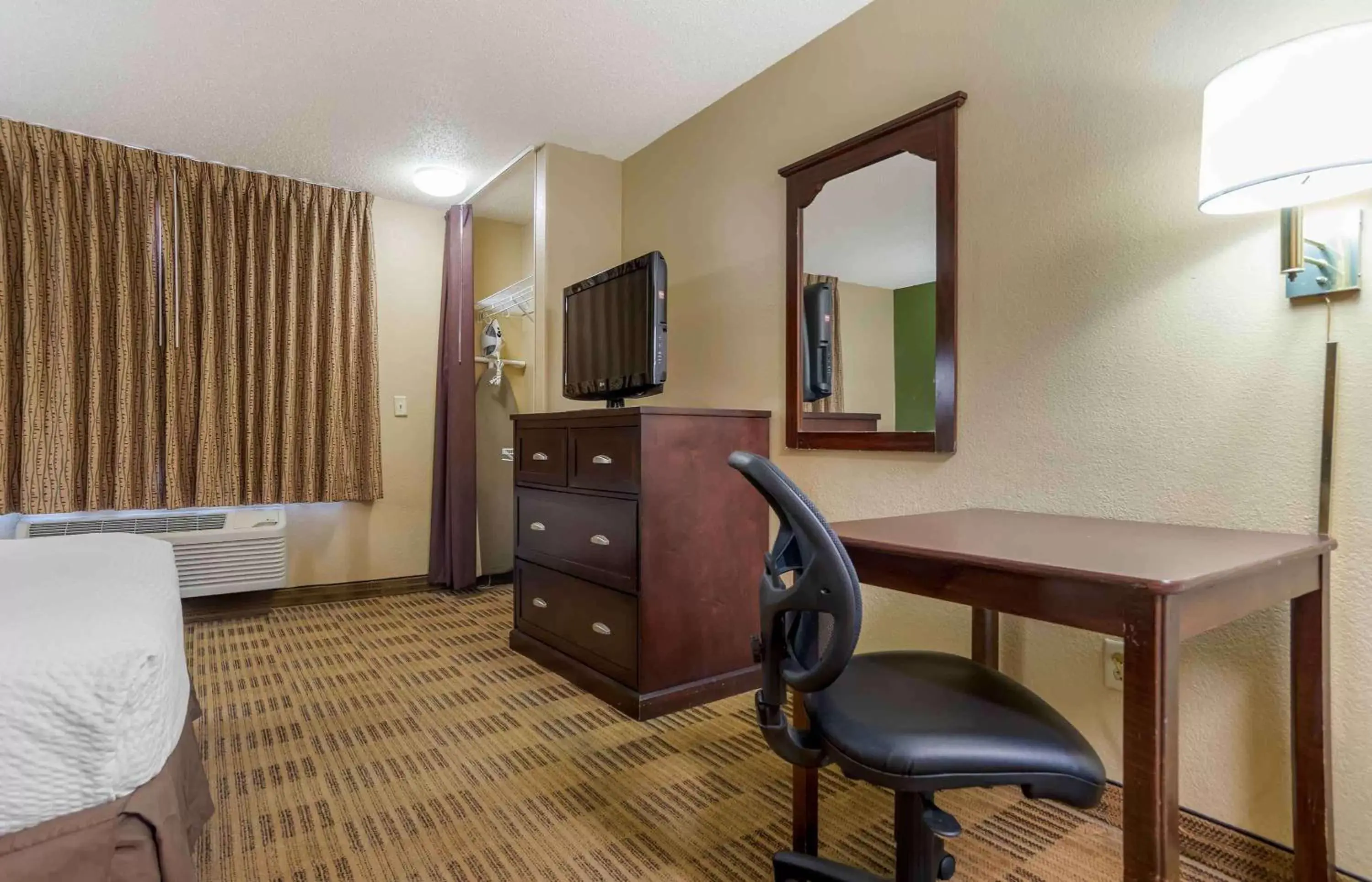 Bedroom, Seating Area in Extended Stay America Suites - New Orleans - Metairie