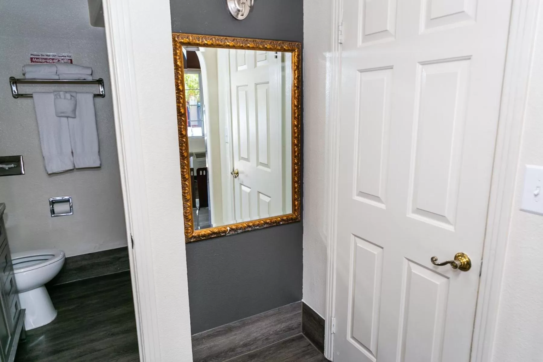 Bathroom in Anaheim Discovery Inn and Suites