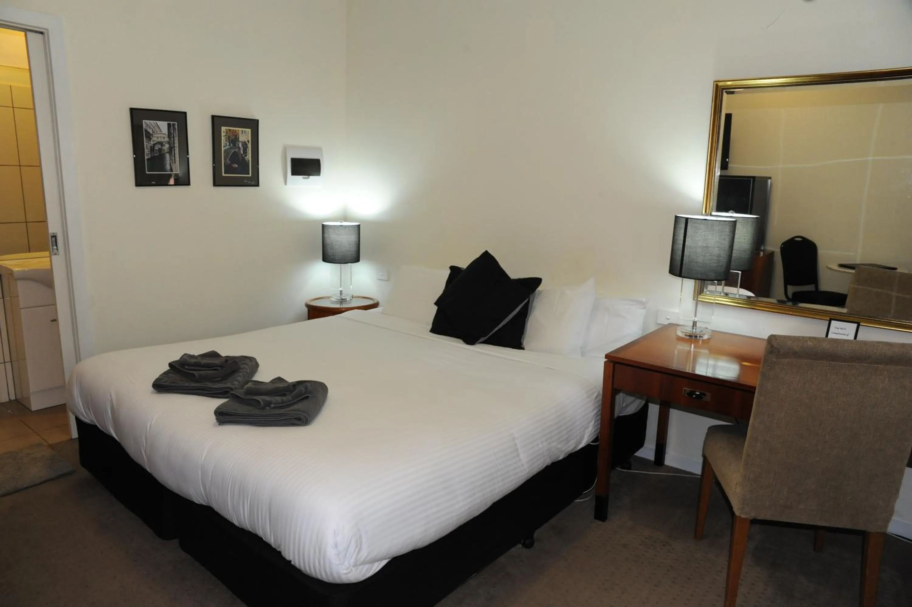 Seating area, Bed in Norwood House Motel & Receptions