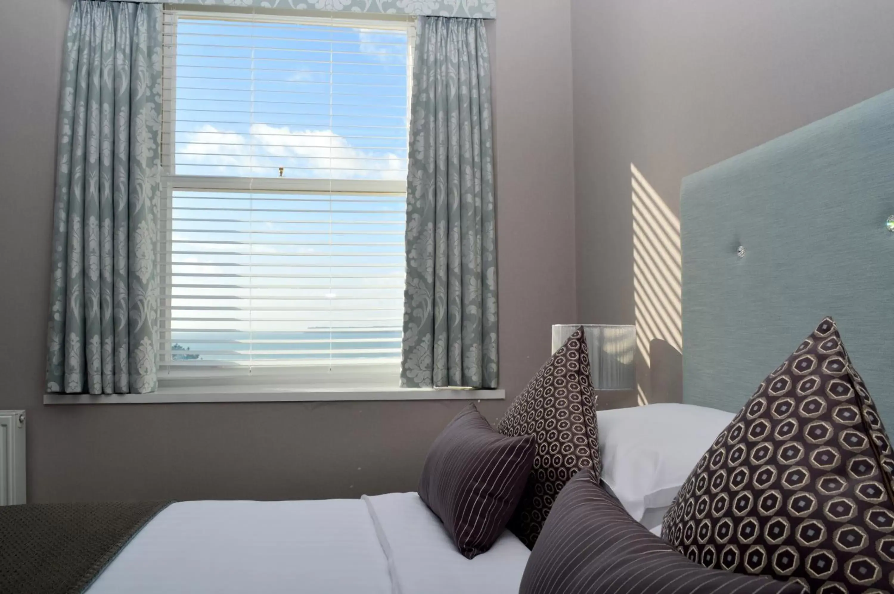 Bedroom, Seating Area in The Osborne Hotel