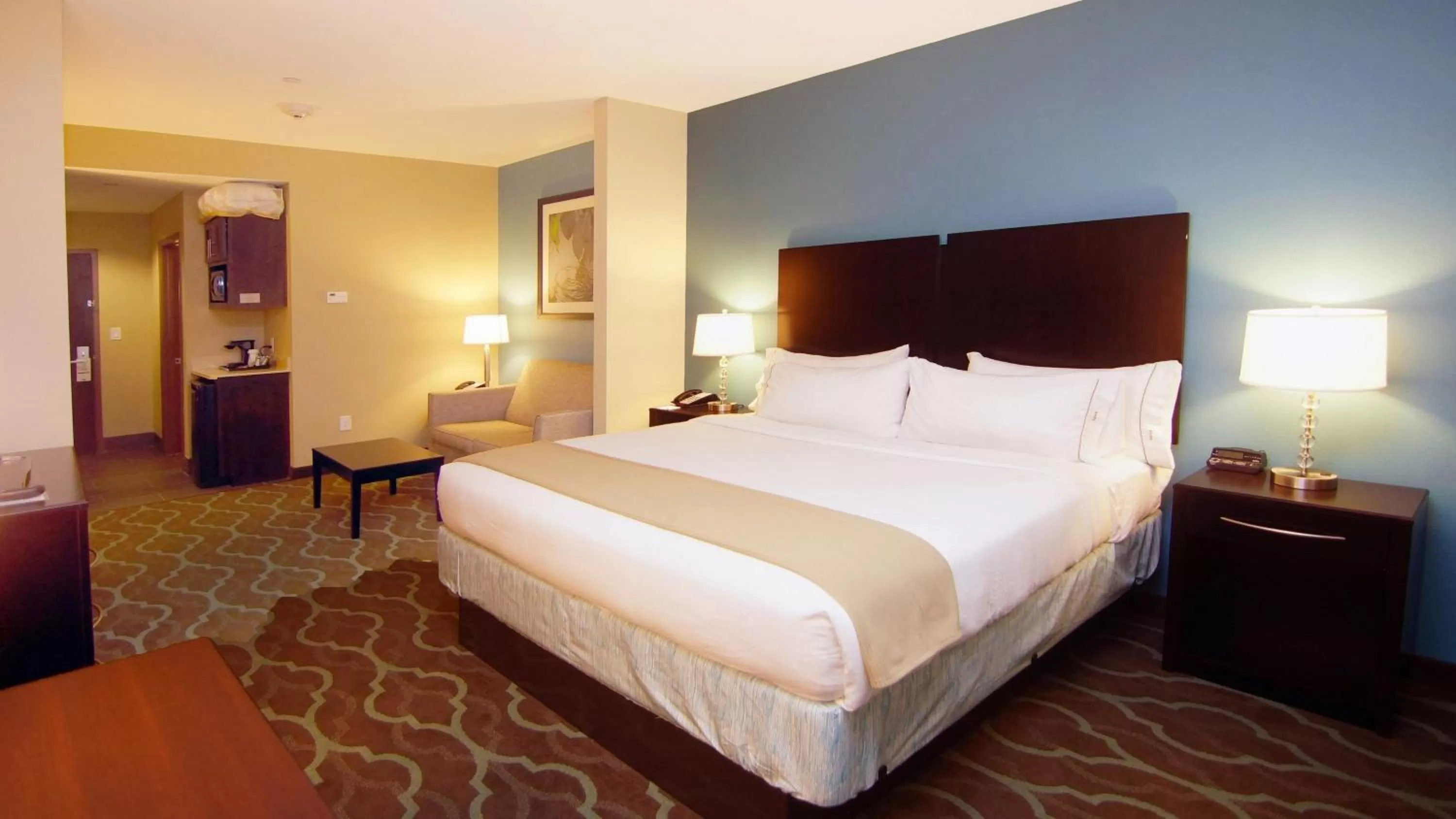 Photo of the whole room, Bed in Holiday Inn Express Hotels & Suites Cuero by IHG