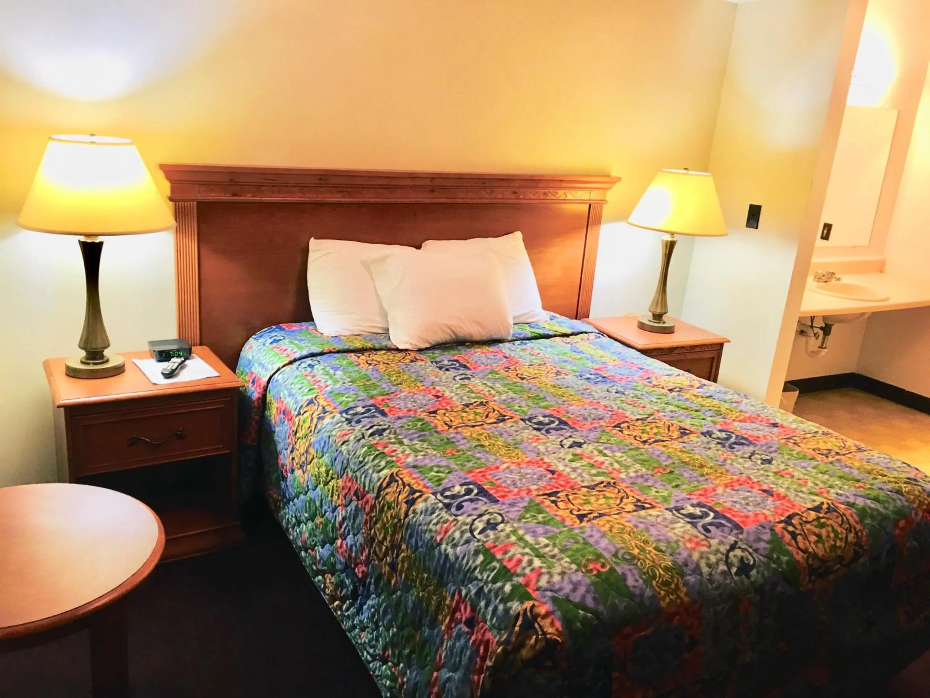 Bedroom, Bed in North Country American Inn