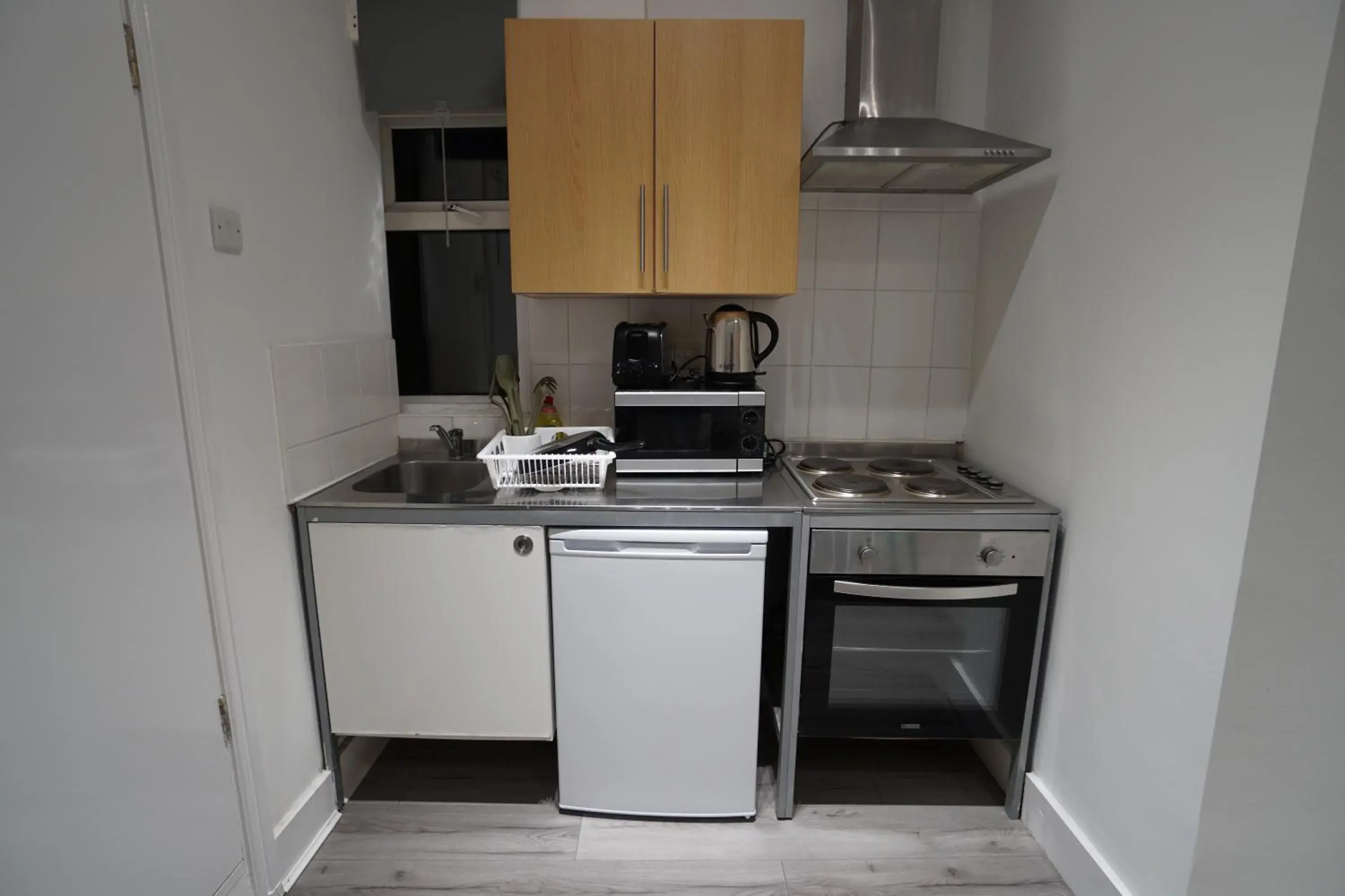 Kitchen/Kitchenette in London Queen Park Apartments