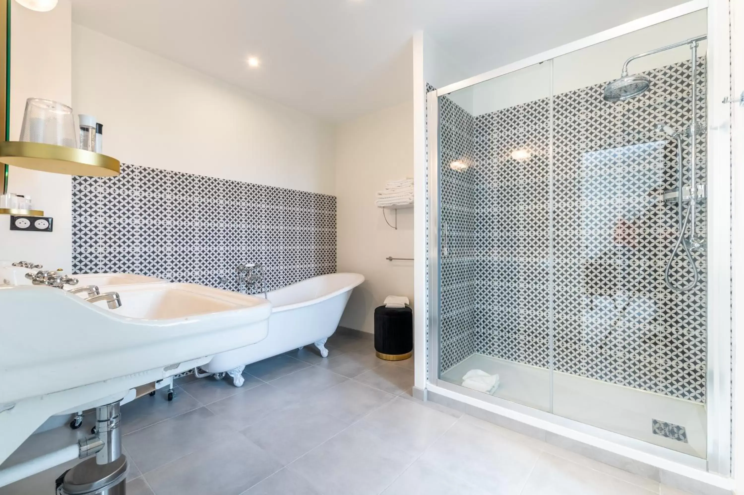 Shower, Bathroom in Hôtel Échappée en Baie - Parking privé gratuit