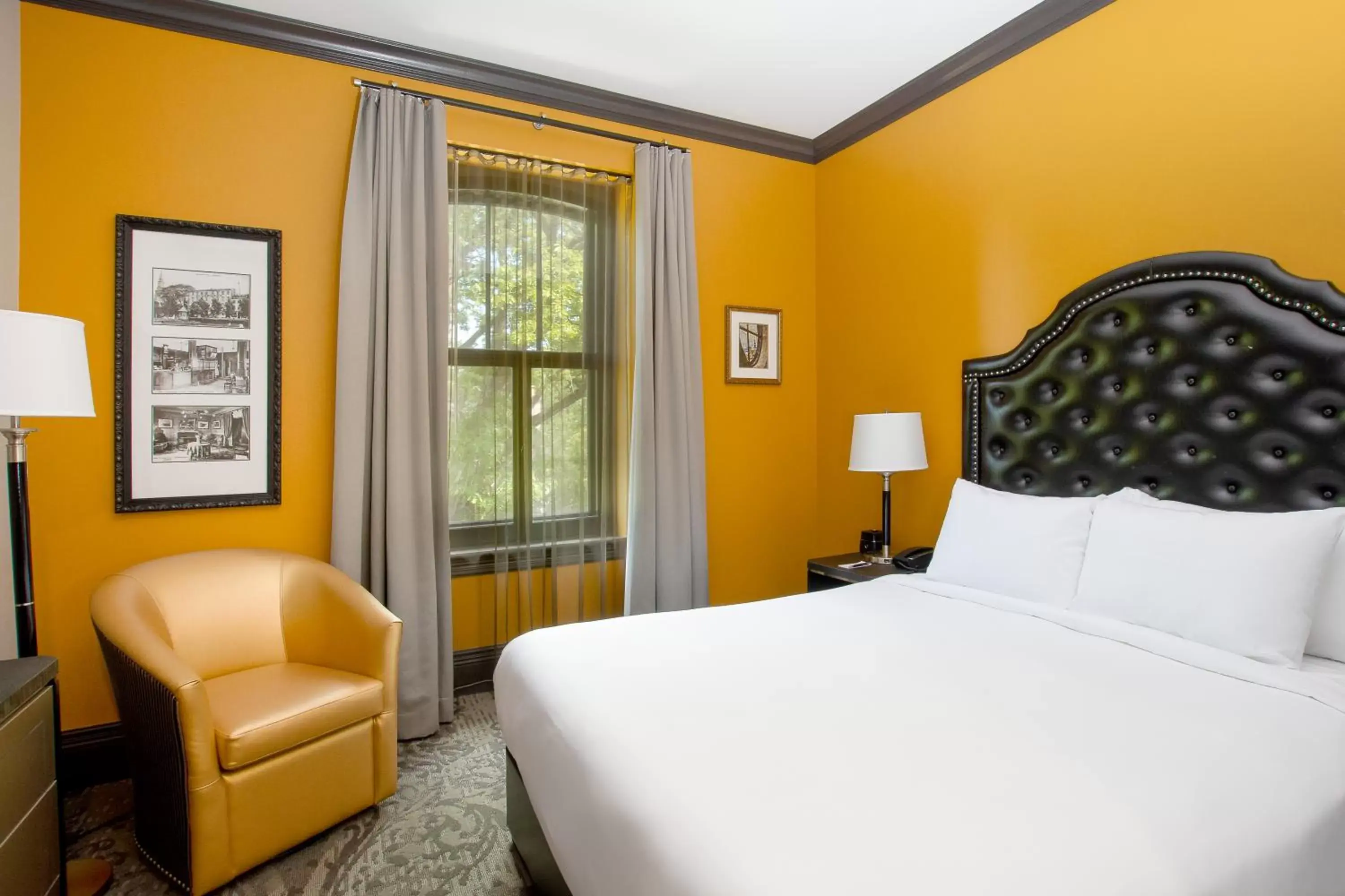 Bed in Hotel Clarendon Bed in Hotel Clarendon