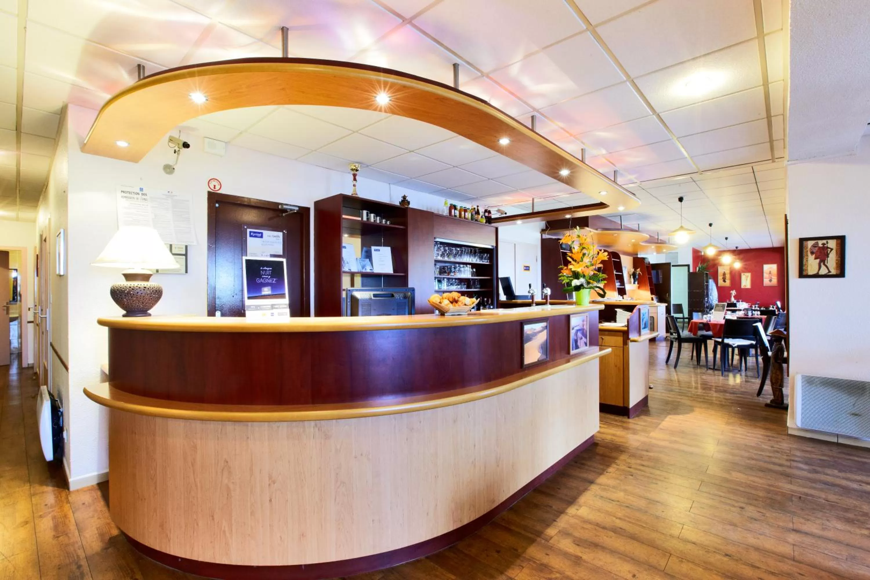 Lobby or reception in Kyriad Beauvais Sud