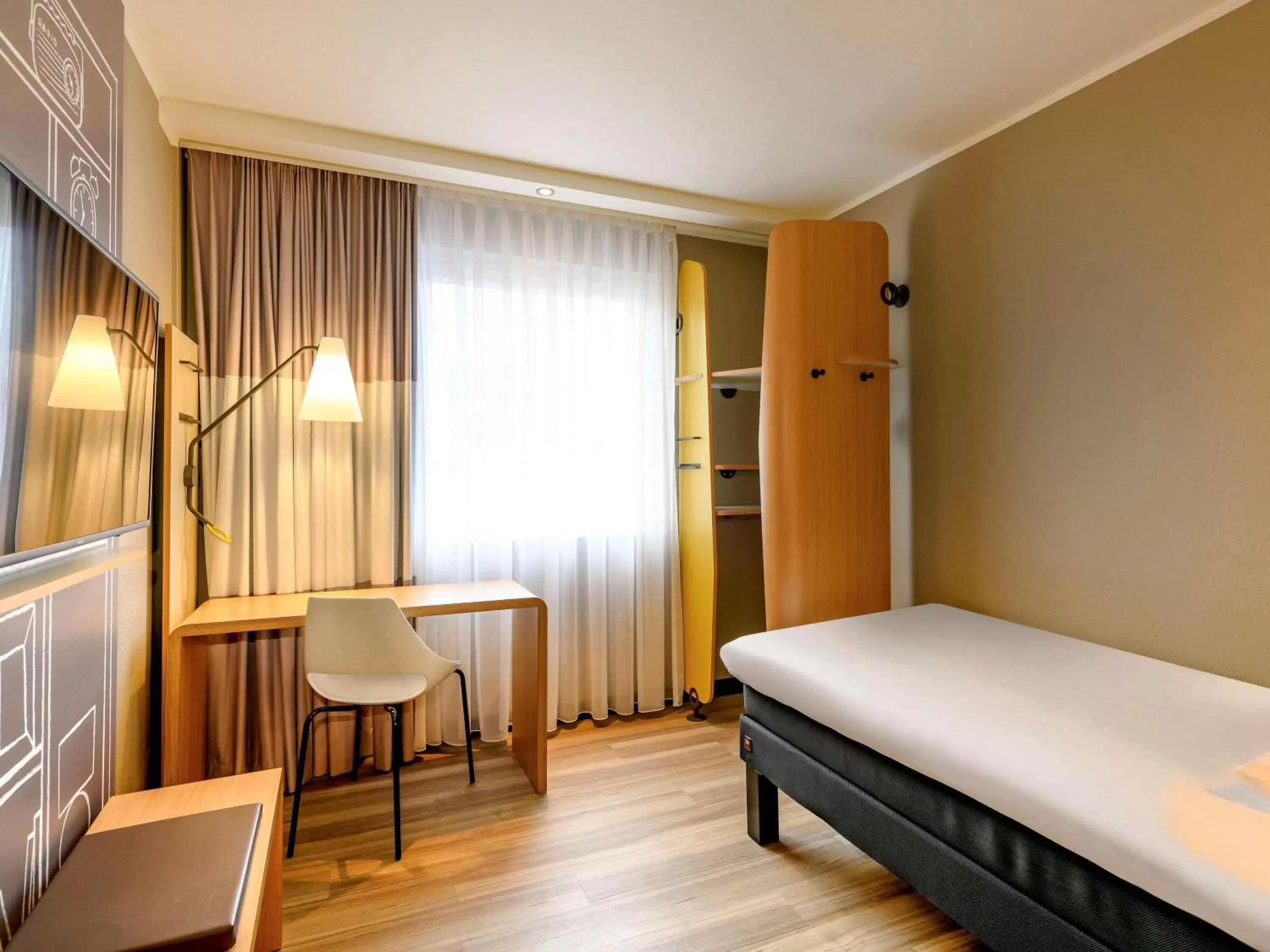 Photo of the whole room, Bed in ibis Mainz City