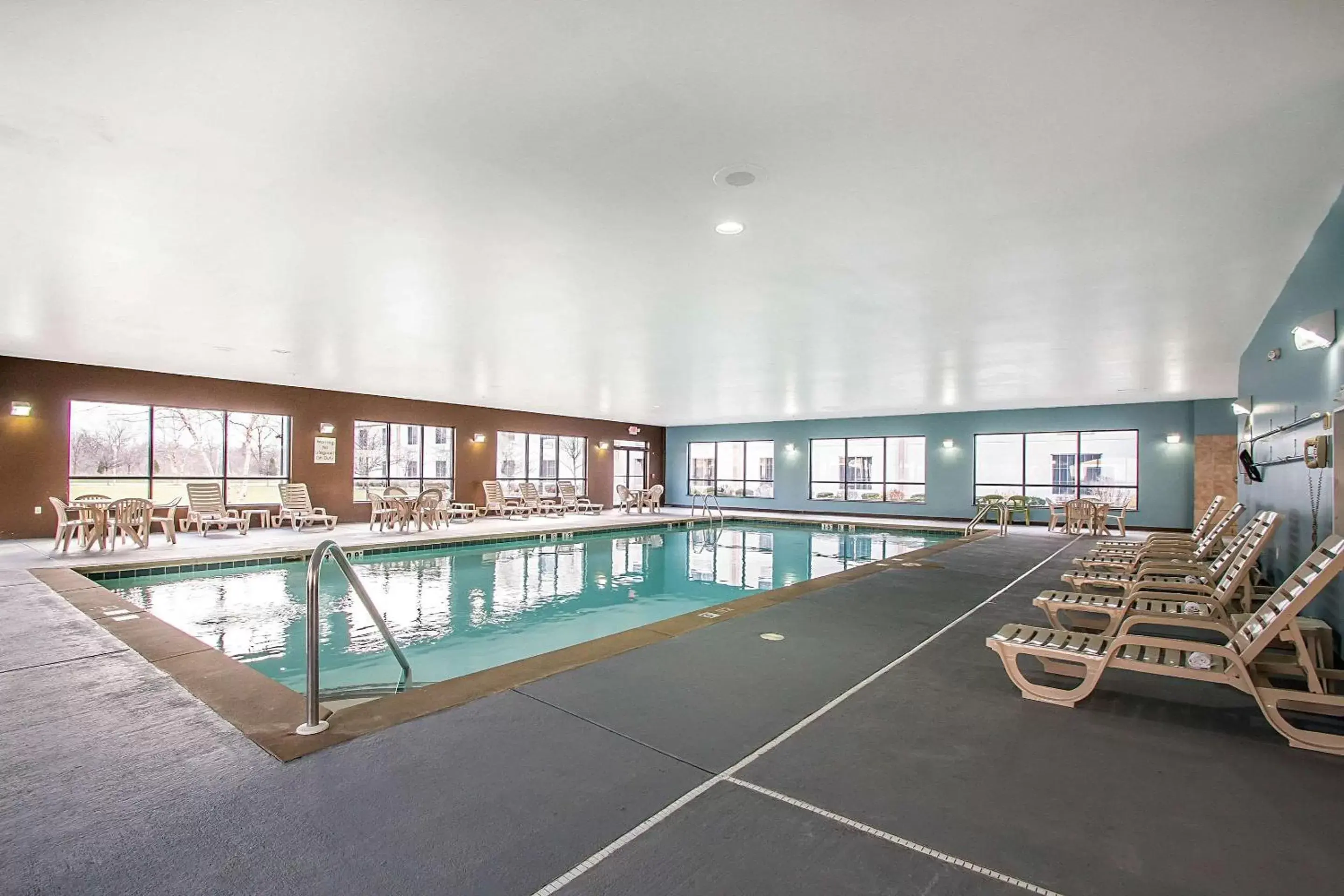 Swimming Pool in Clarion Inn Elmhurst - Oak Brook near I-88 I-290 I-294