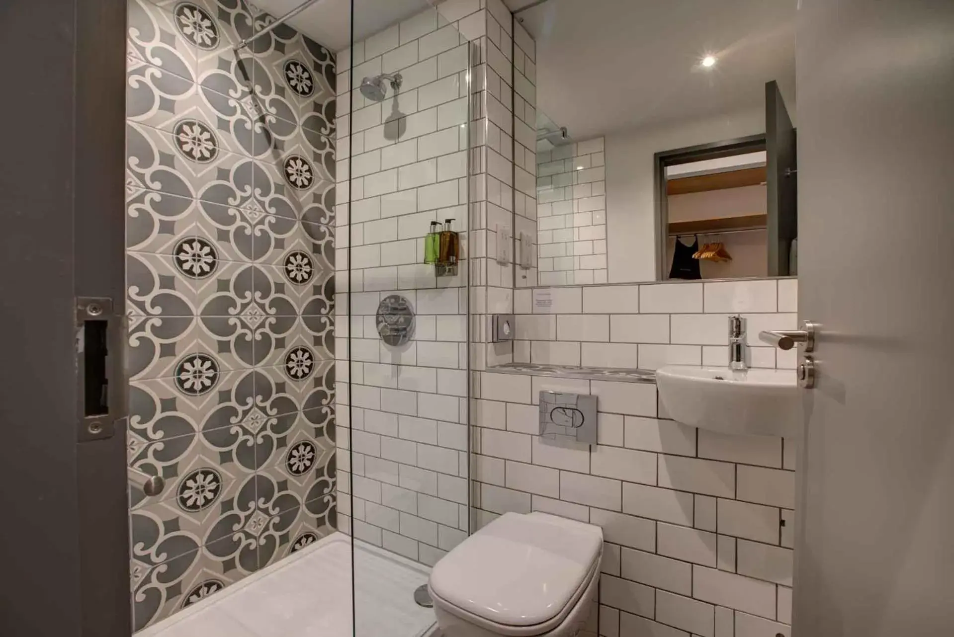 Shower, Bathroom in The Temple Inn