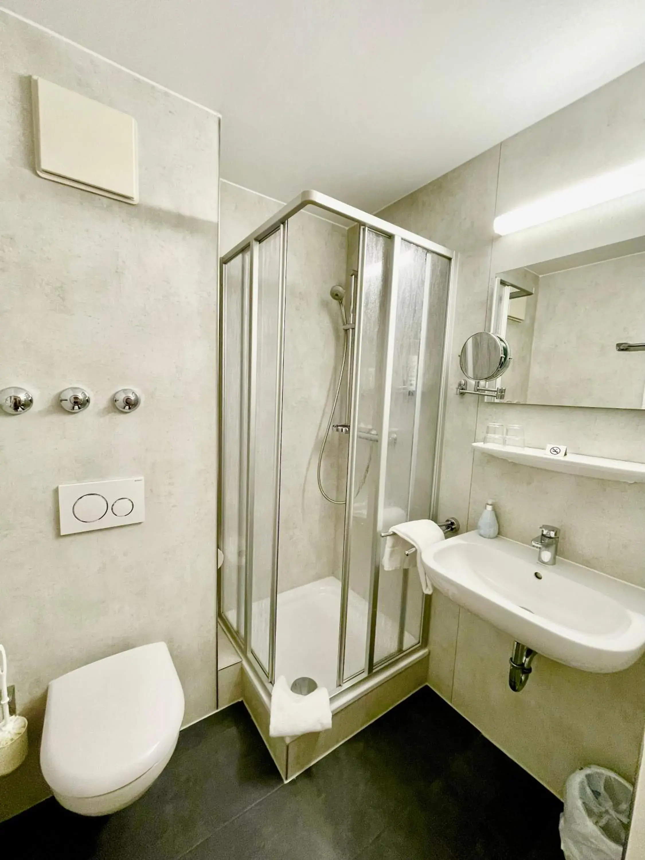 Shower, Bathroom in Businesshotel Berlin