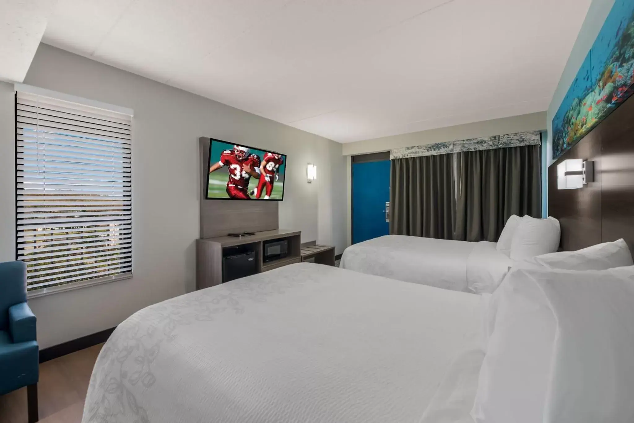Bedroom, Bed in Red Roof PLUS & Suites Virginia Beach - Seaside