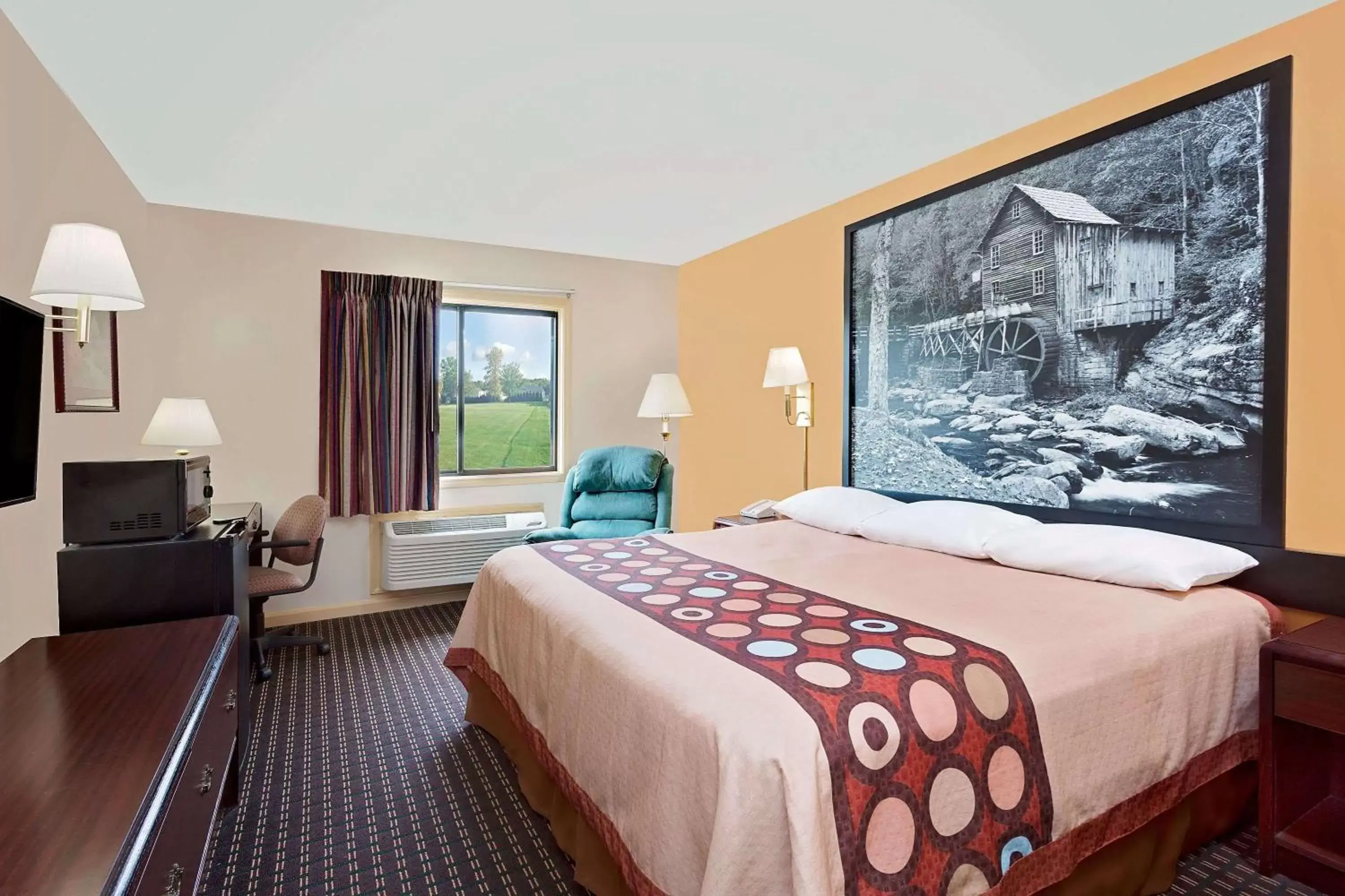 Photo of the whole room, Bed in Super 8 by Wyndham Hillsville