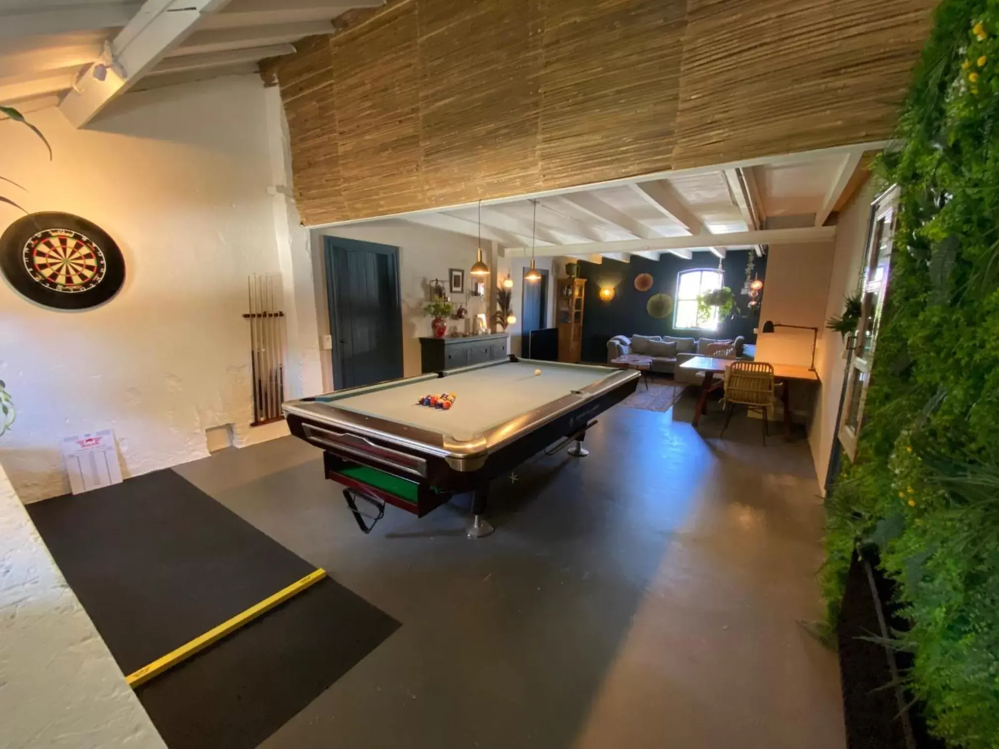 Property building, Billiards in het opgemaakte bed