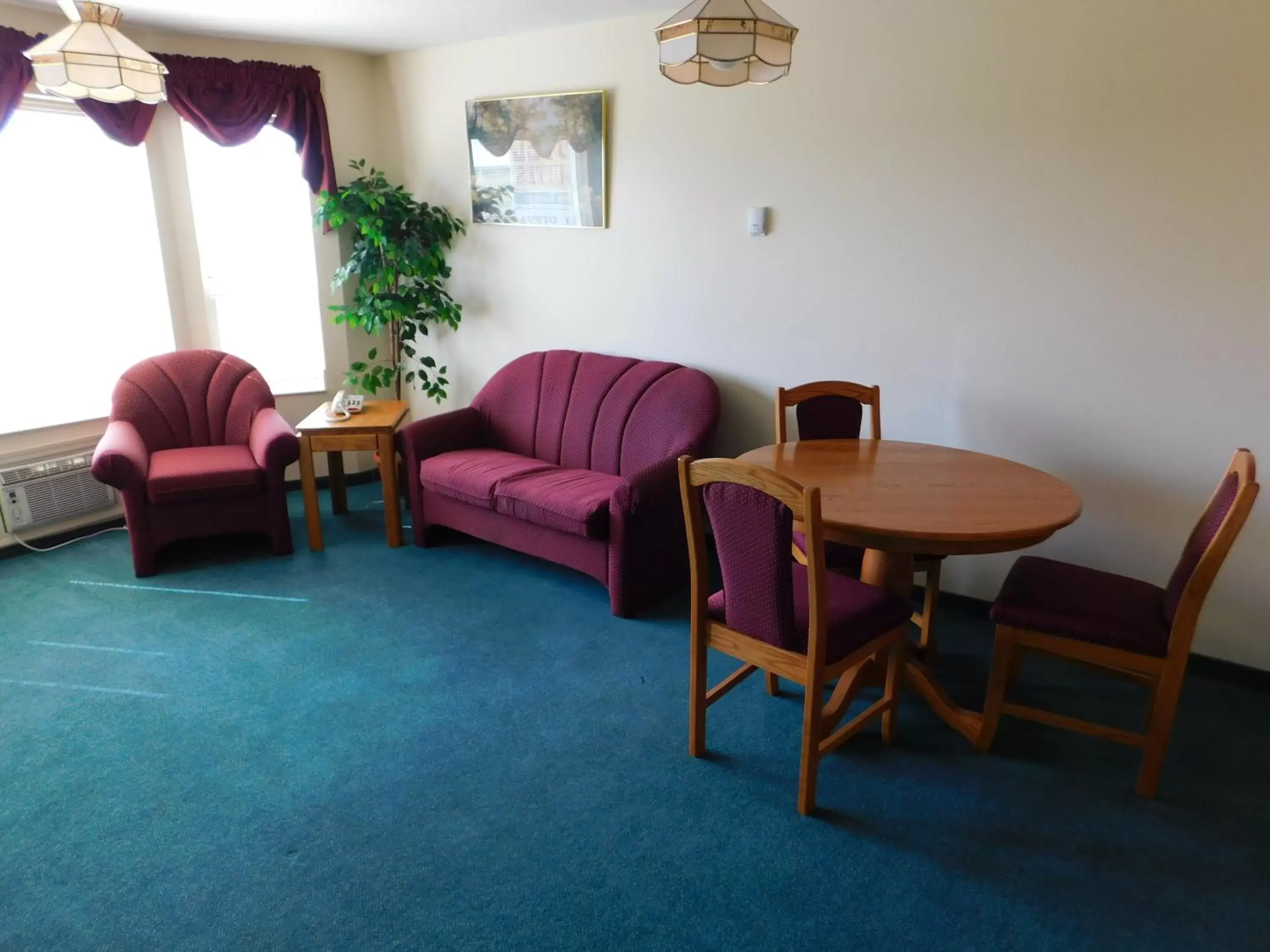 Living room, Seating Area in Western Budget Motel Leduc #3