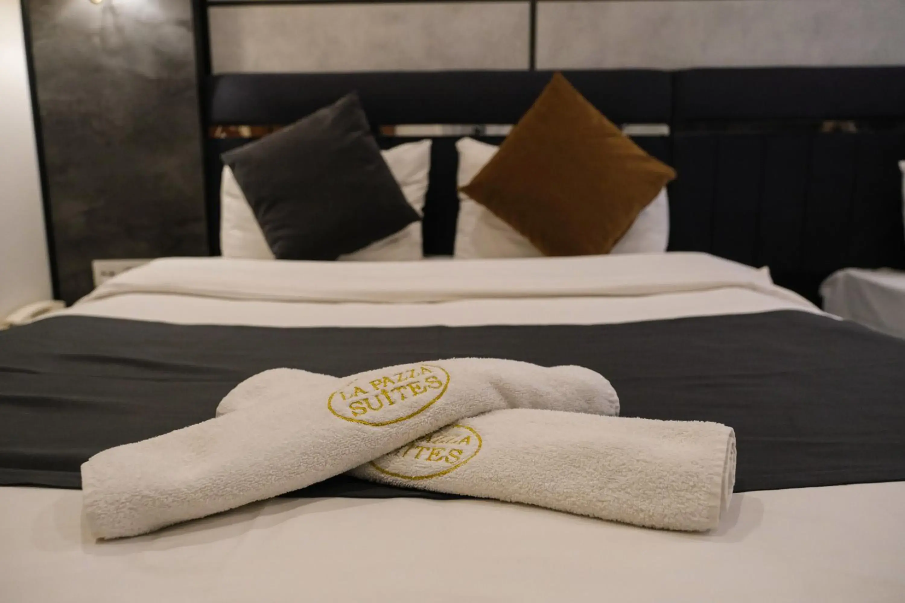 Bed in La Pazza Suites