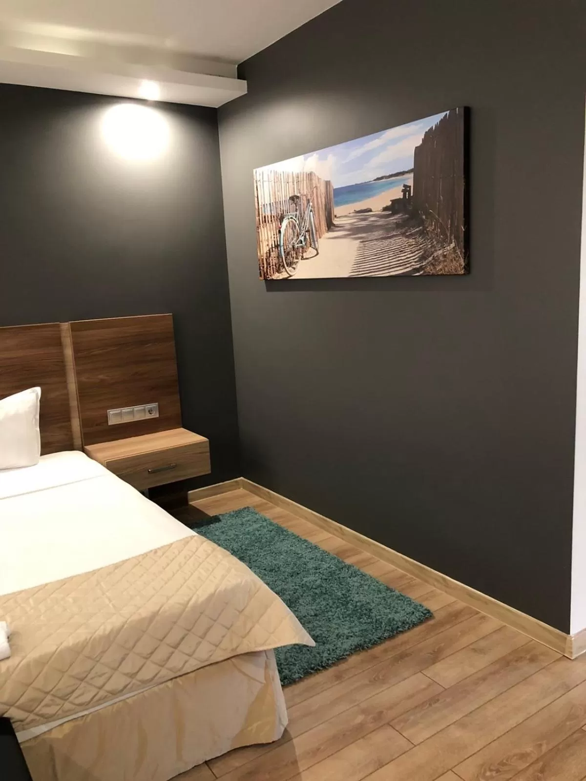 Communal lounge/ TV room, Bed in Hotel Calipso Hotel