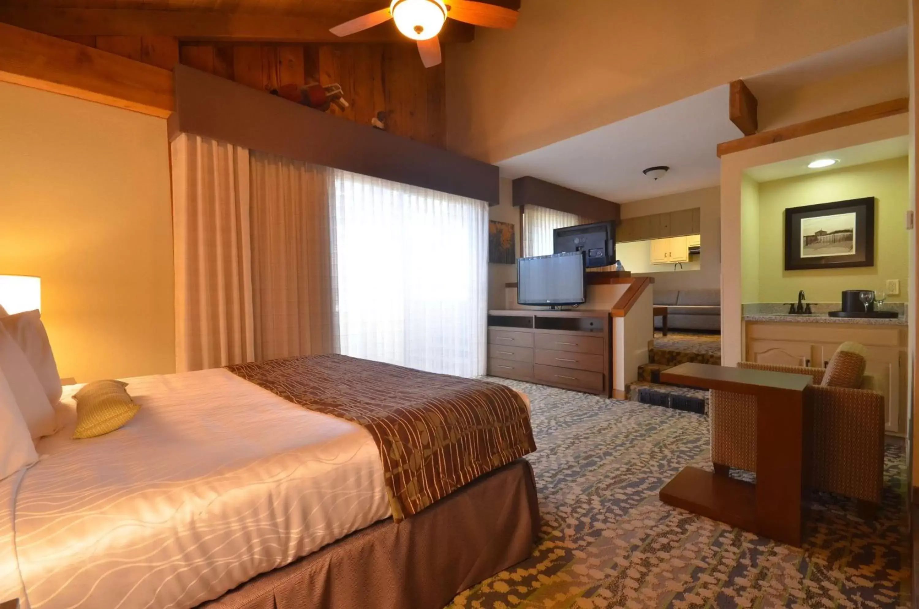 Bedroom, Bed in Best Western The Inn & Suites Pacific Grove