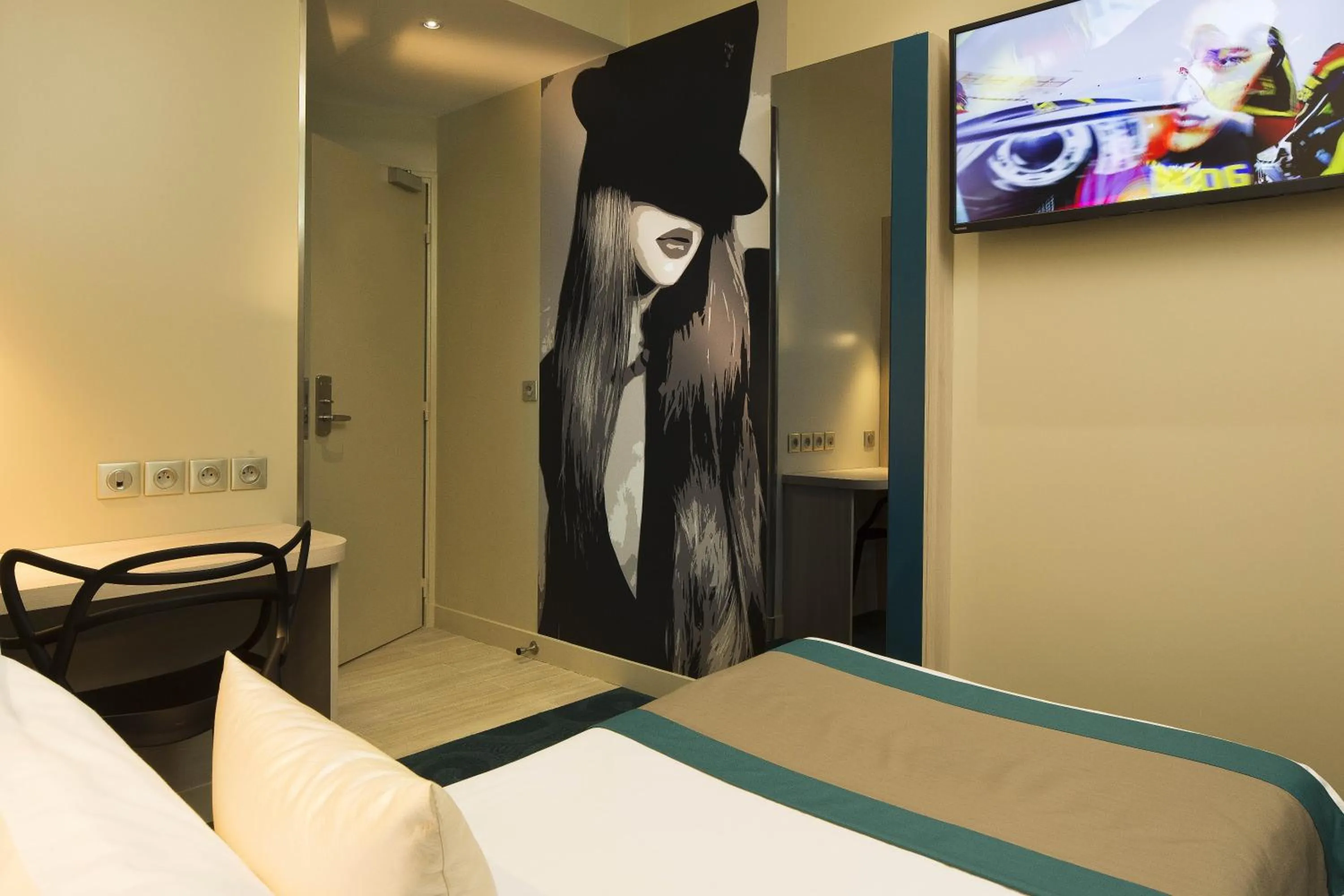 Bedroom, Bed in Hôtel Brésil Opéra SPA