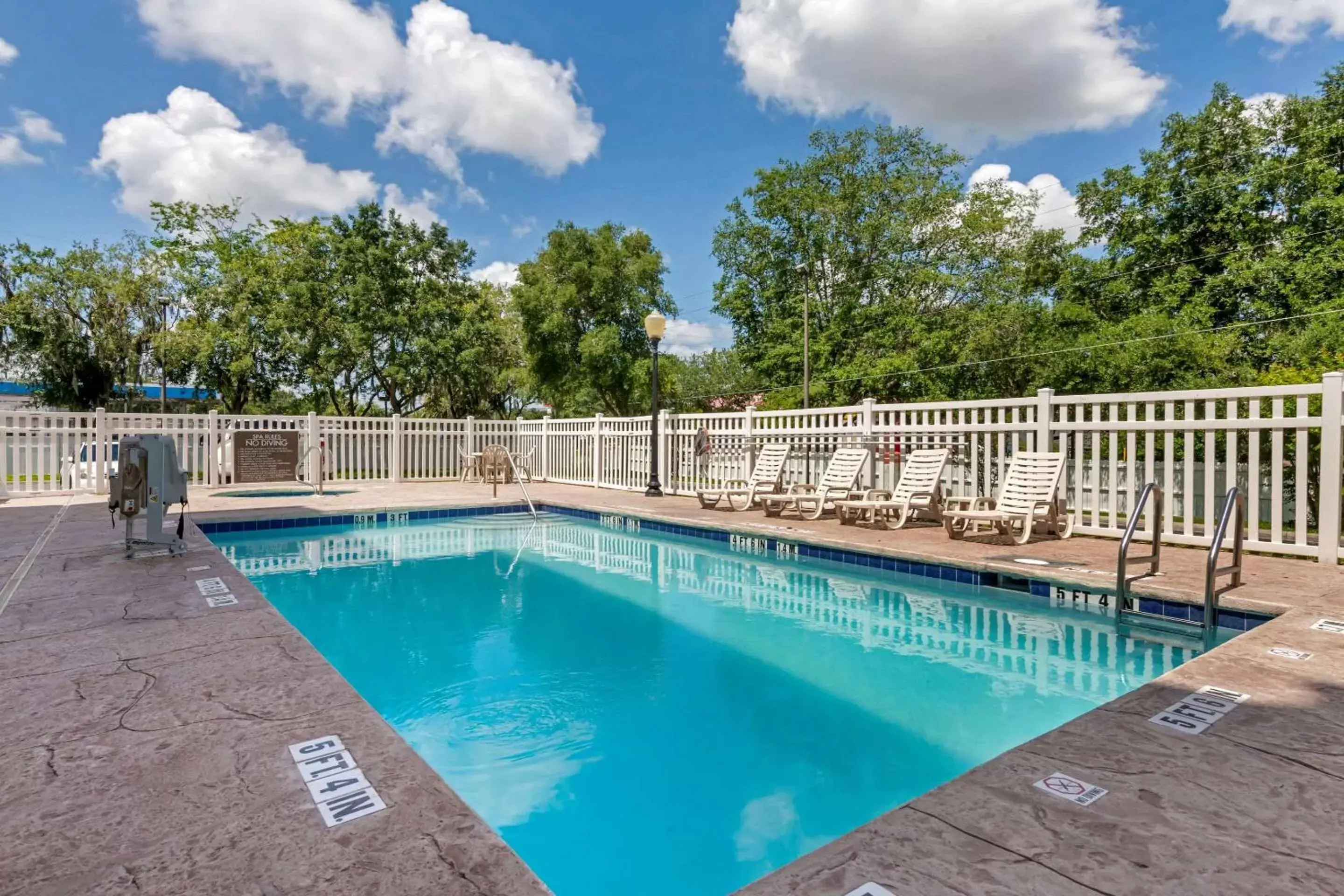 Activities, Swimming Pool in Comfort Suites Ocala North