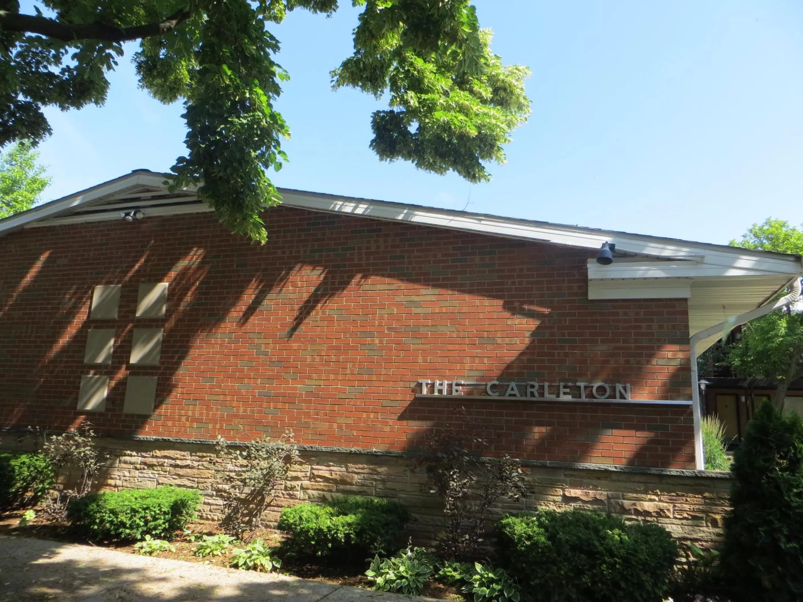 Facade/entrance in Carleton of Oak Park